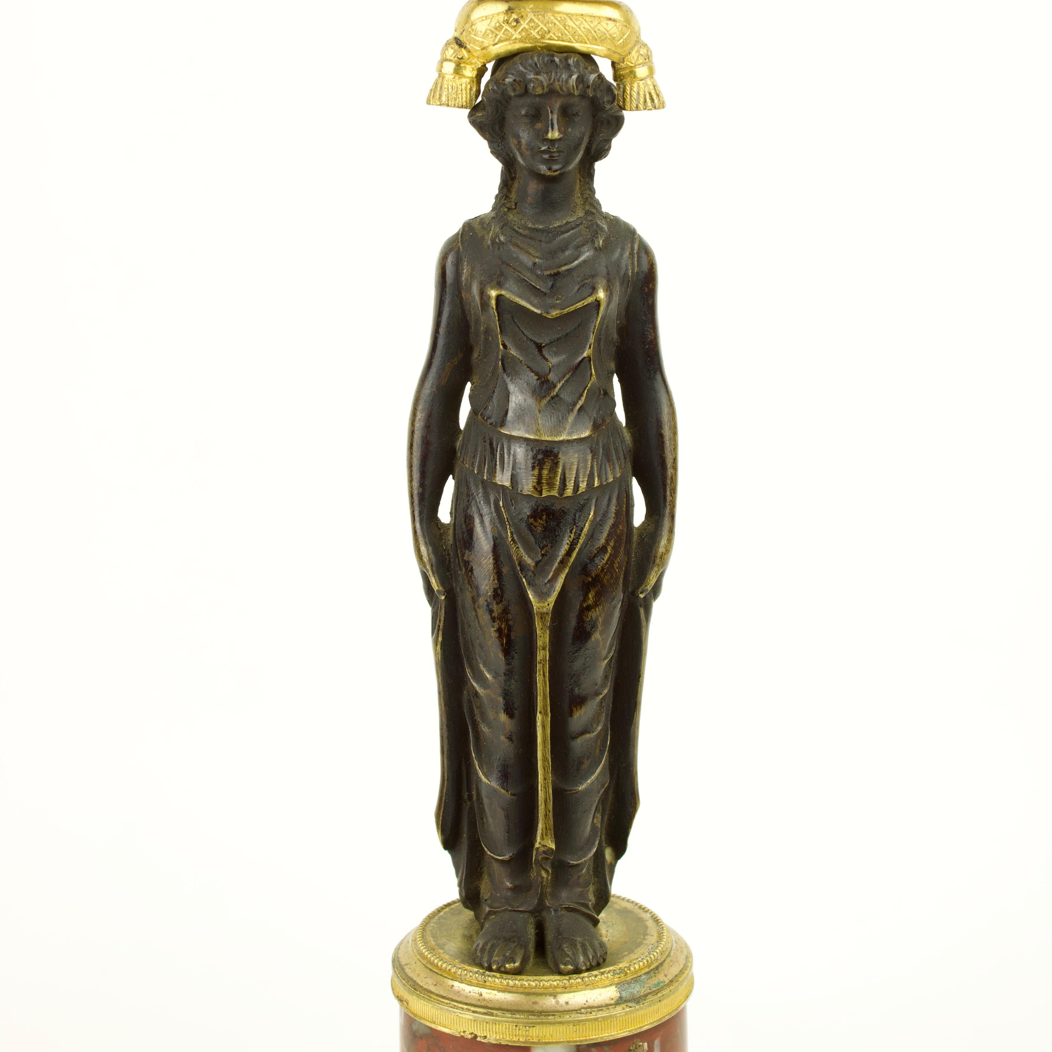 Paar Empire-Kerzenständer mit weiblichen Figuren aus vergoldeter und patinierter Bronze, Empire im Angebot 3