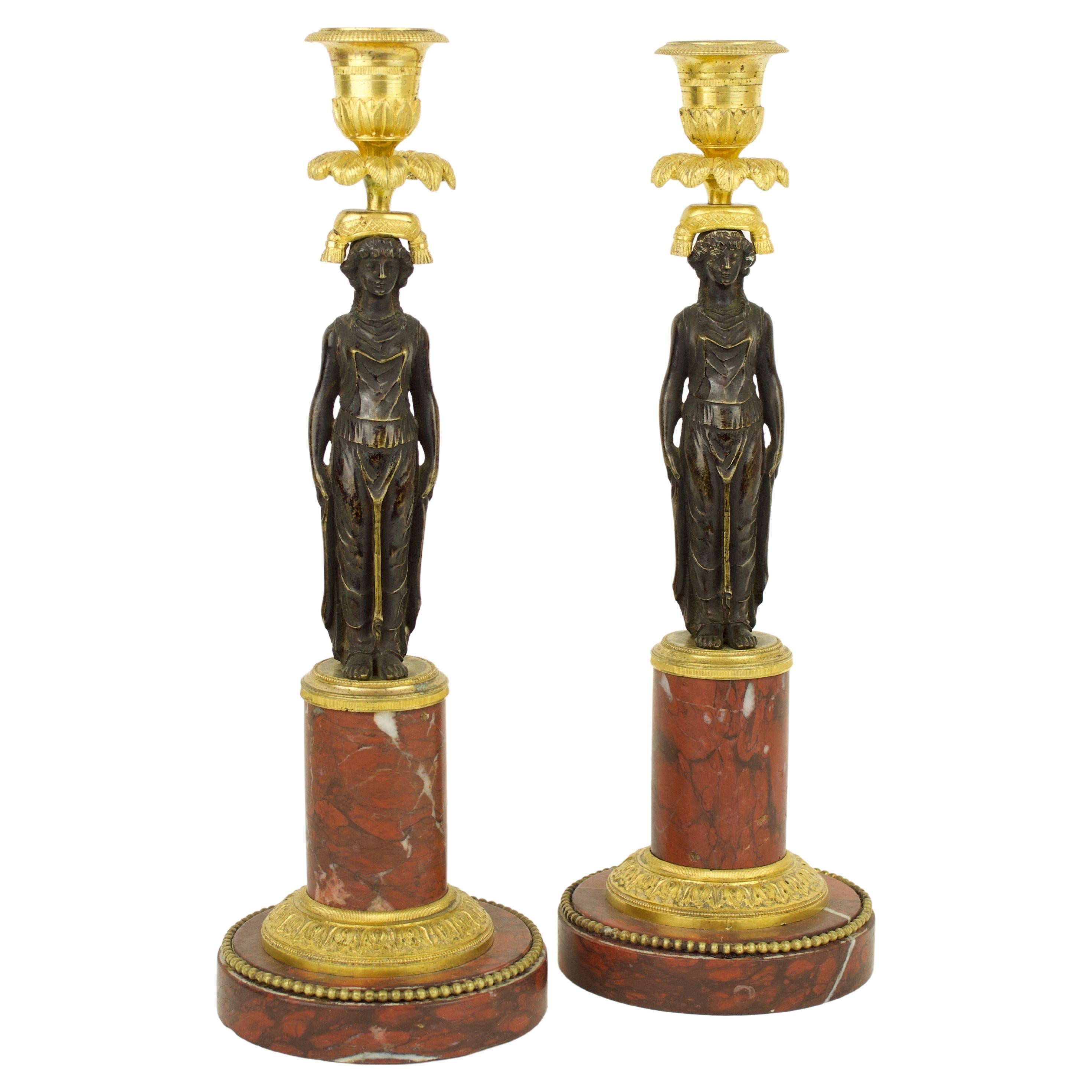 Paar Empire-Kerzenständer mit weiblichen Figuren aus vergoldeter und patinierter Bronze, Empire im Angebot