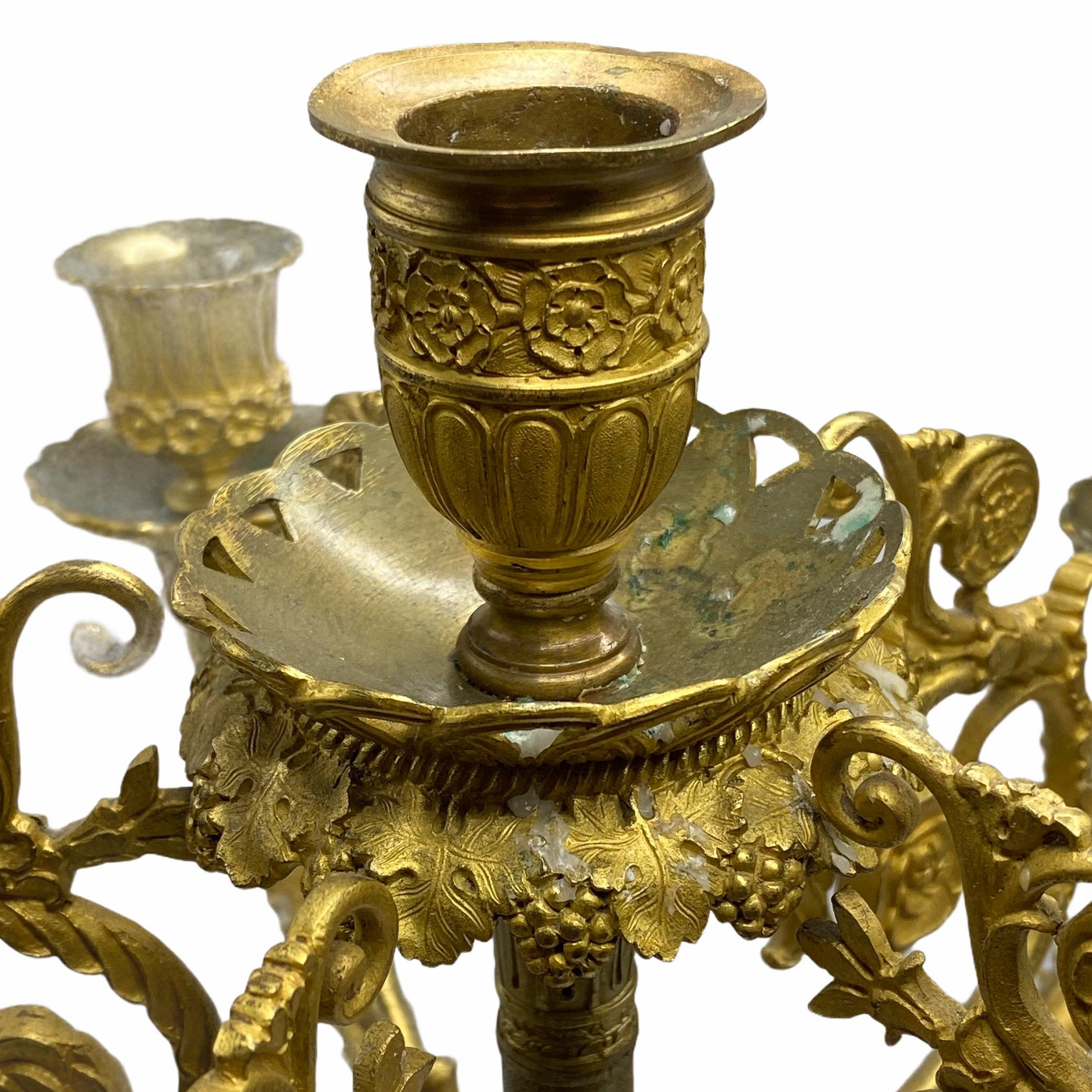 Paar Empire-Kandelaber aus vergoldeter Bronze im Angebot 4