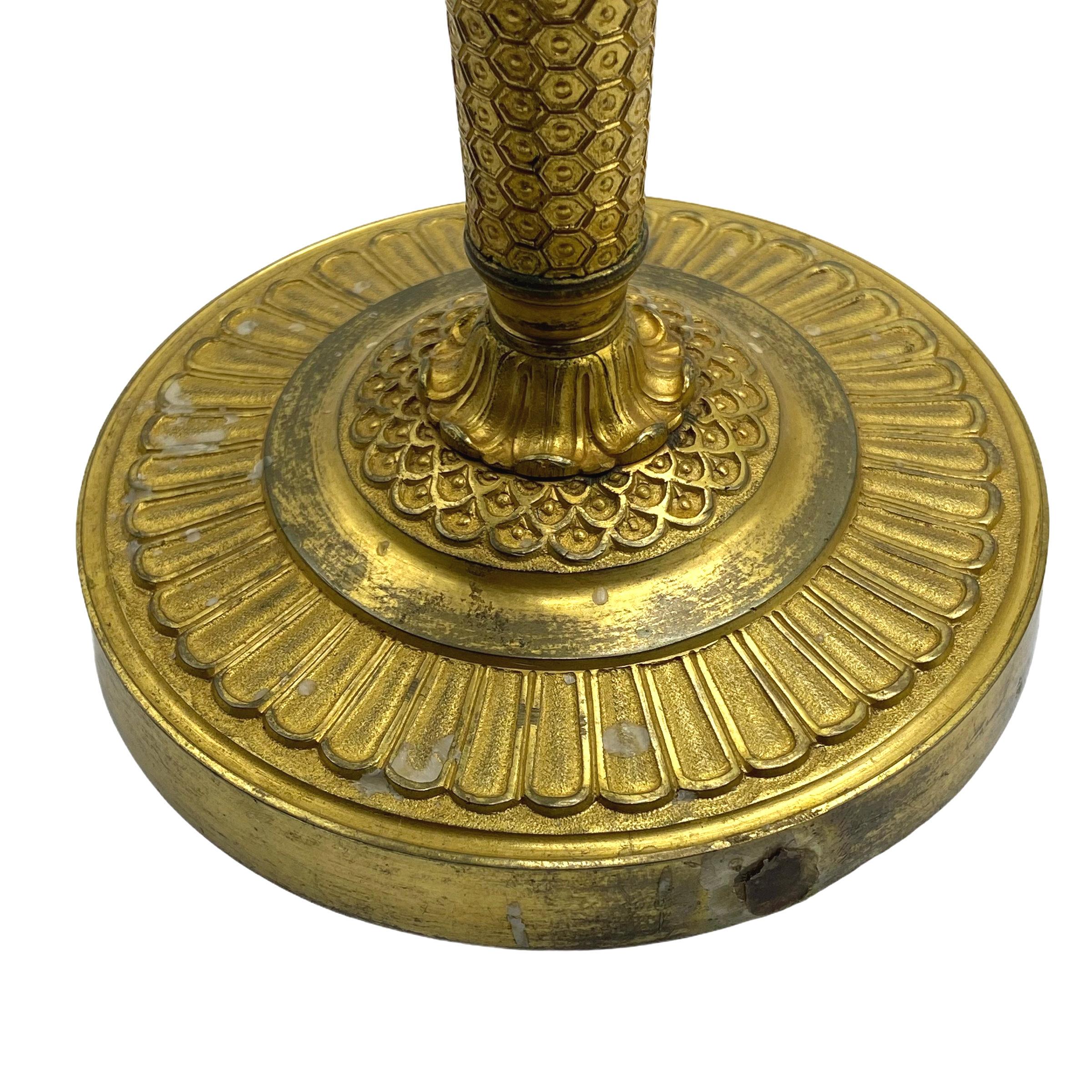 Paar Empire-Kandelaber aus vergoldeter Bronze im Angebot 7