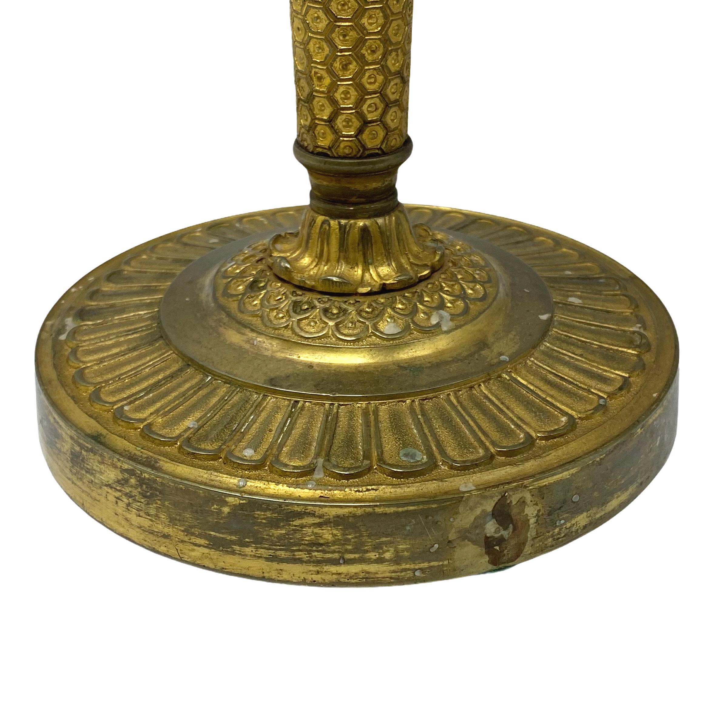 Paar Empire-Kandelaber aus vergoldeter Bronze im Angebot 8