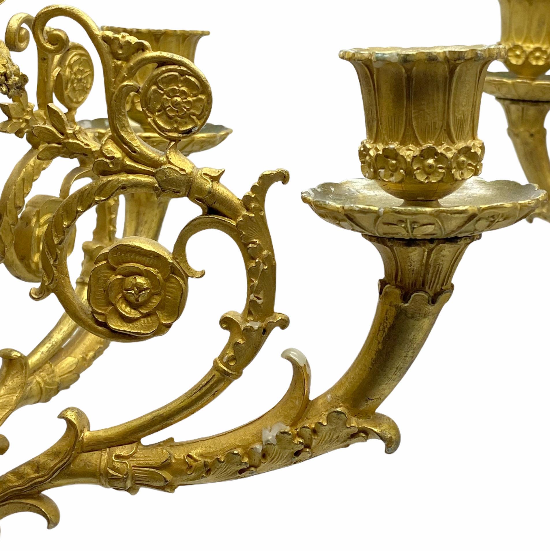 Paar Empire-Kandelaber aus vergoldeter Bronze (19. Jahrhundert) im Angebot
