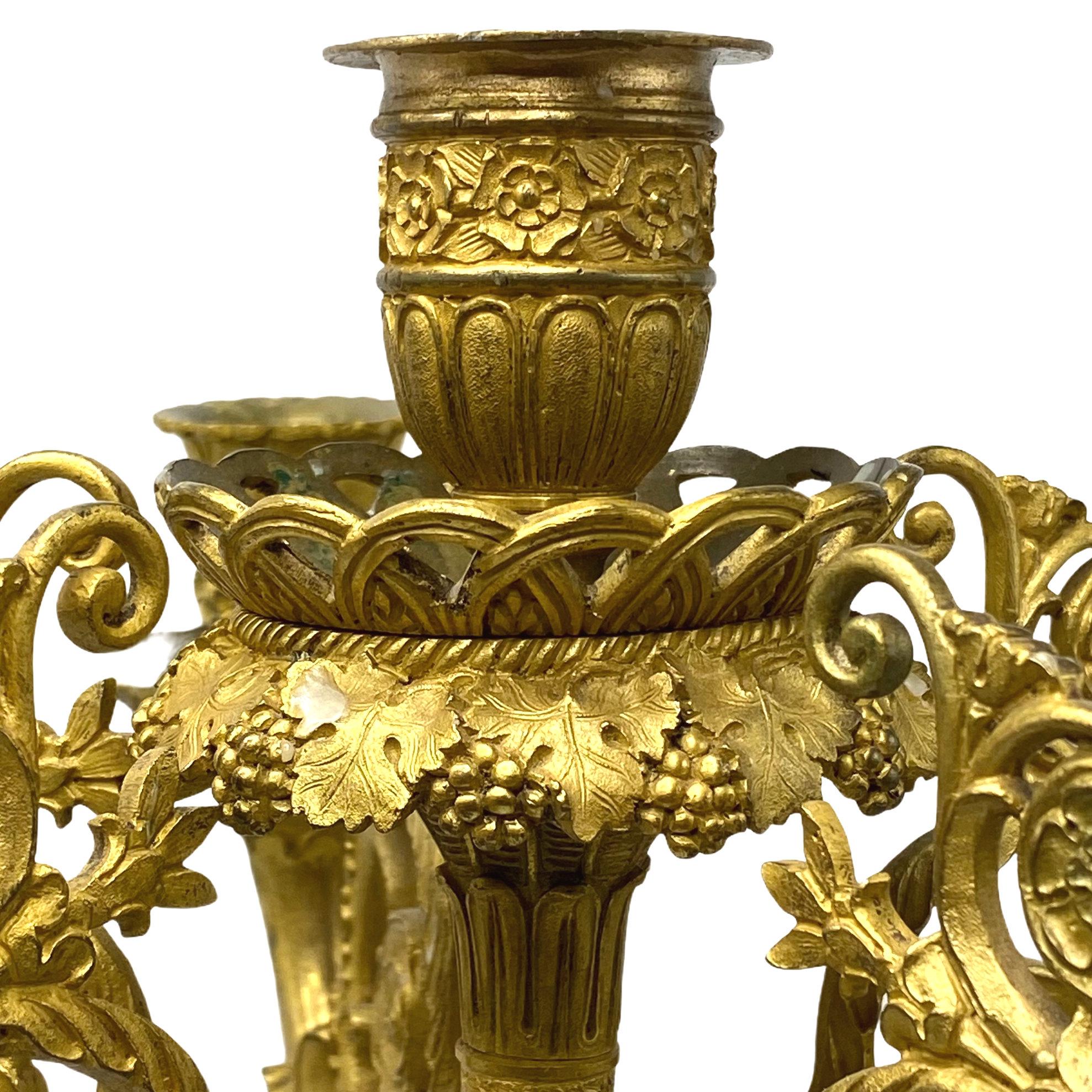 Paar Empire-Kandelaber aus vergoldeter Bronze im Angebot 1
