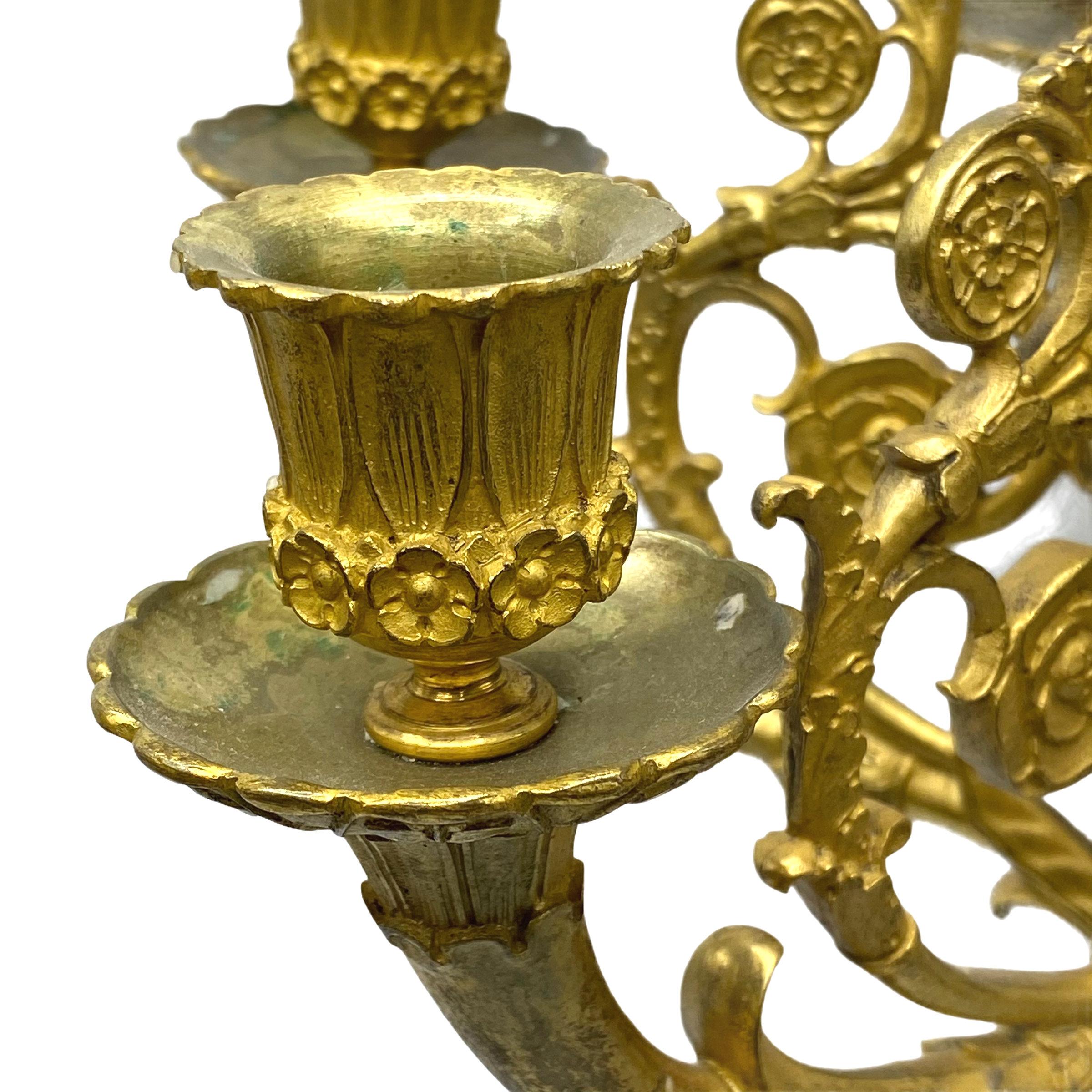 Paar Empire-Kandelaber aus vergoldeter Bronze im Angebot 3