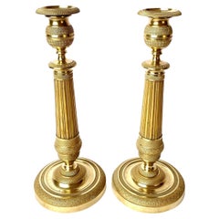 Paar Empire-Kerzenständer aus vergoldeter Bronze, Französisch, frühes 19. Jahrhundert