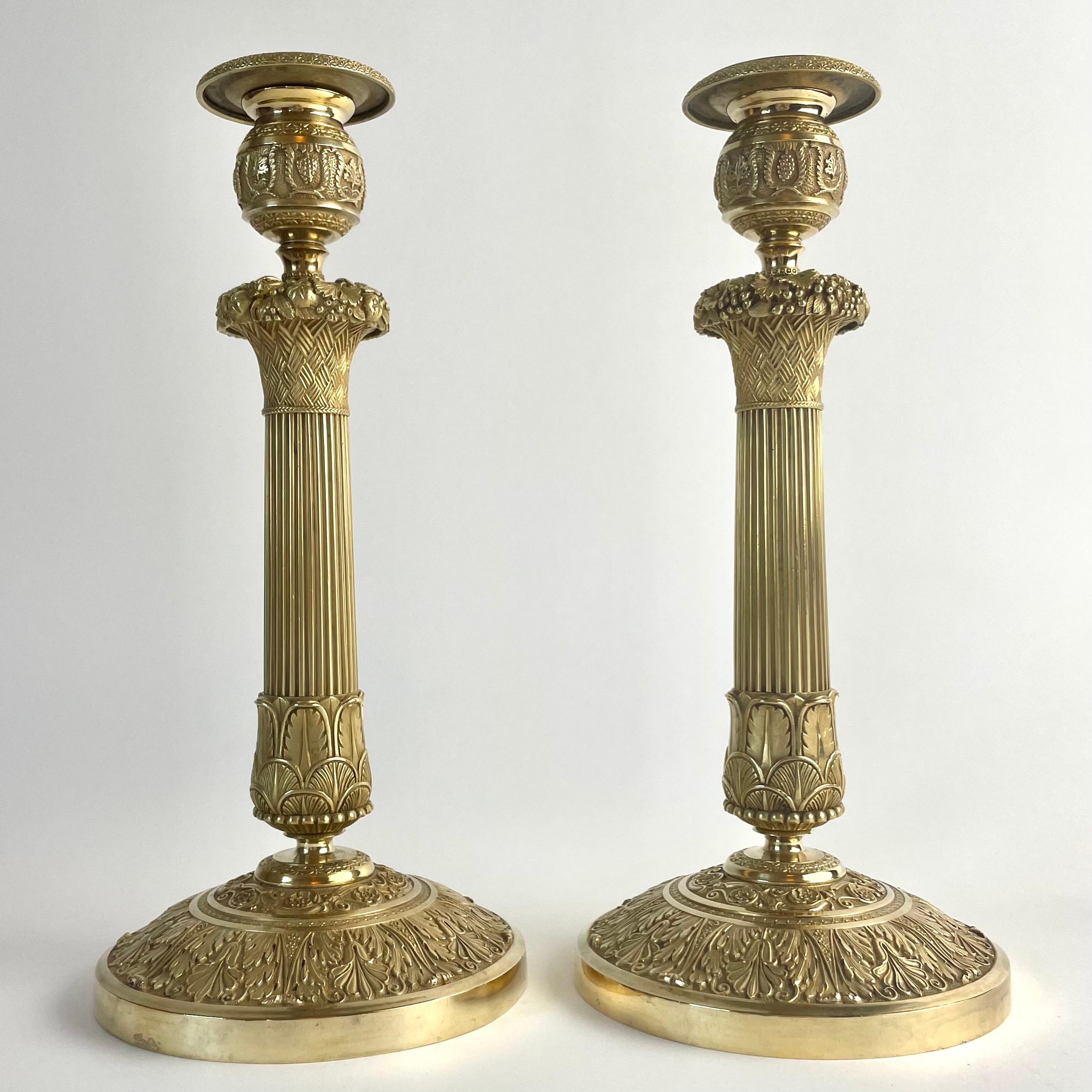 
Prächtiges Paar Empire-Kerzenleuchter aus vergoldeter Bronze, signiert Gérard-Jean Galle, Paris, 1810

Ein seltenes und außergewöhnlich schönes Paar französischer Empire-Kerzenhalter aus quecksilbervergoldeter Bronze, signiert 