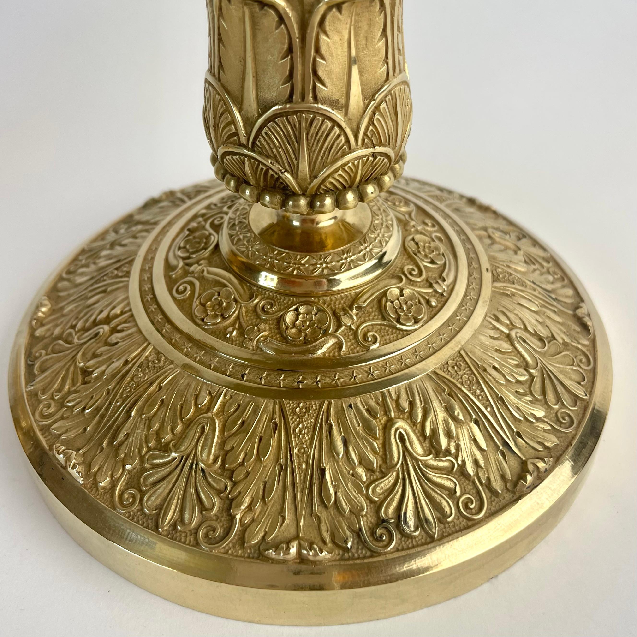 Paar Empire-Leuchter aus vergoldeter Bronze, signiert Gérard-Jean Galle, Paris, 1810er Jahre im Zustand „Gut“ im Angebot in Knivsta, SE