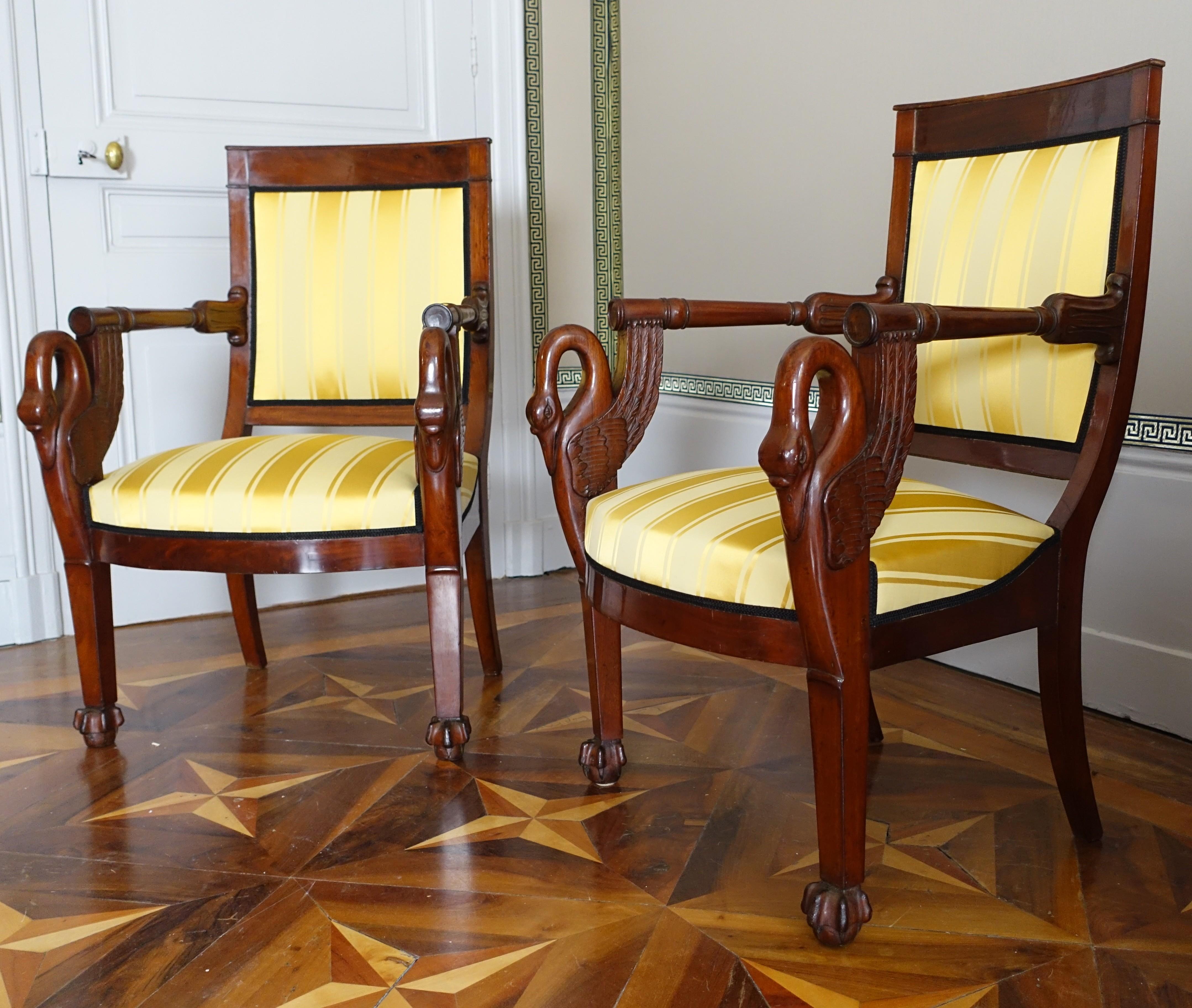 Una bella coppia di poltrone in mogano in stile Impero dell'ebanista francese Pierre-Antoine Bellangé (Bellangé era un fornitore ufficiale delle residenze imperiali e reali sotto l'Impero e la Restaurazione).
Produzione di alta gamma con braccioli a