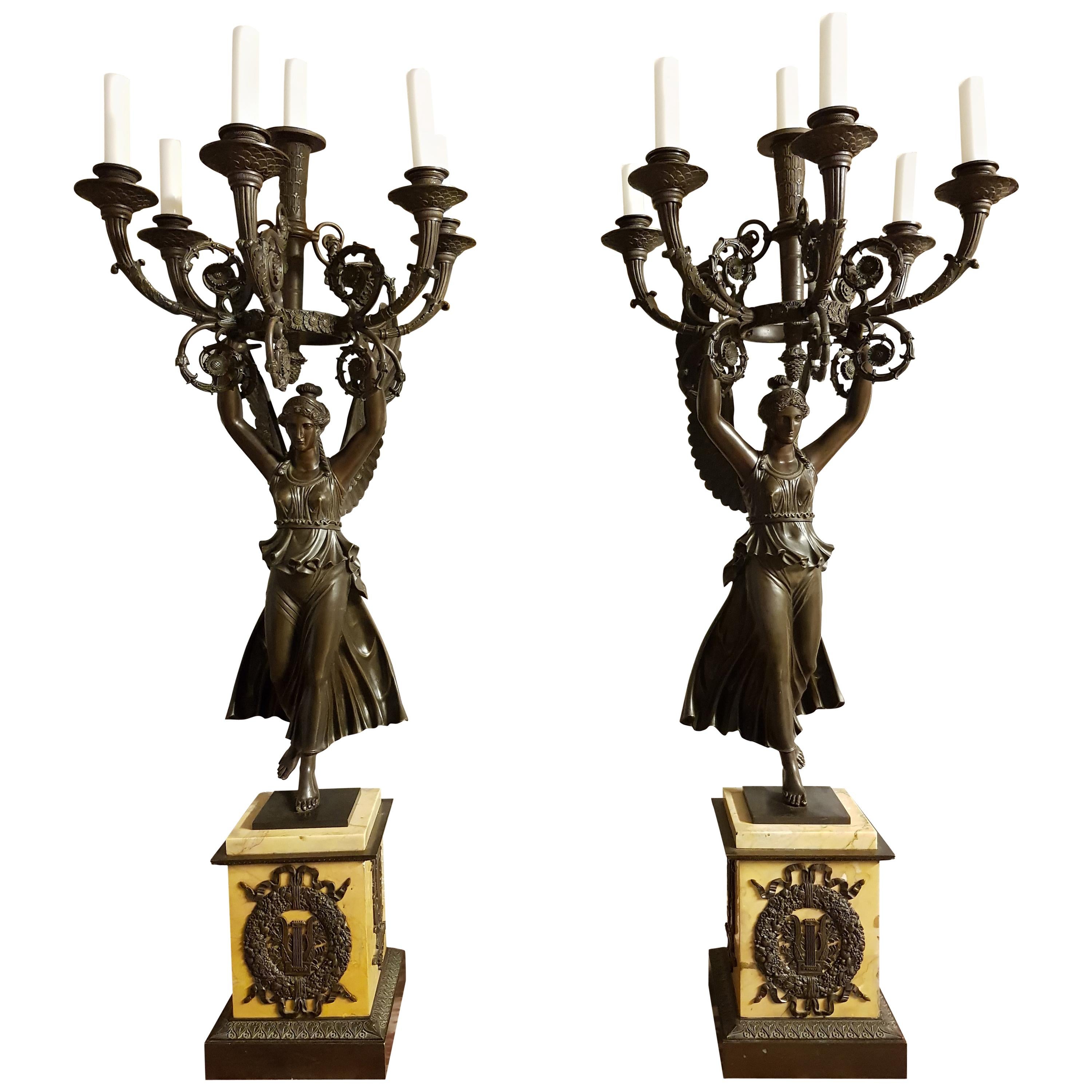 Pair of Empire Patinated Bronze Candelabra Attributed to Thomire im Angebot