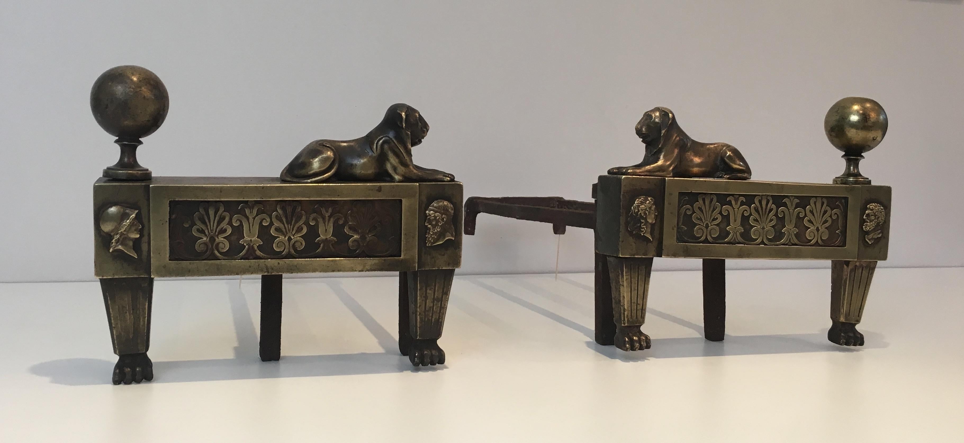Paar Bronze-Andirons mit Löwen aus der Empirezeit:: französisch:: um 1850 (Mittleres 19. Jahrhundert) im Angebot