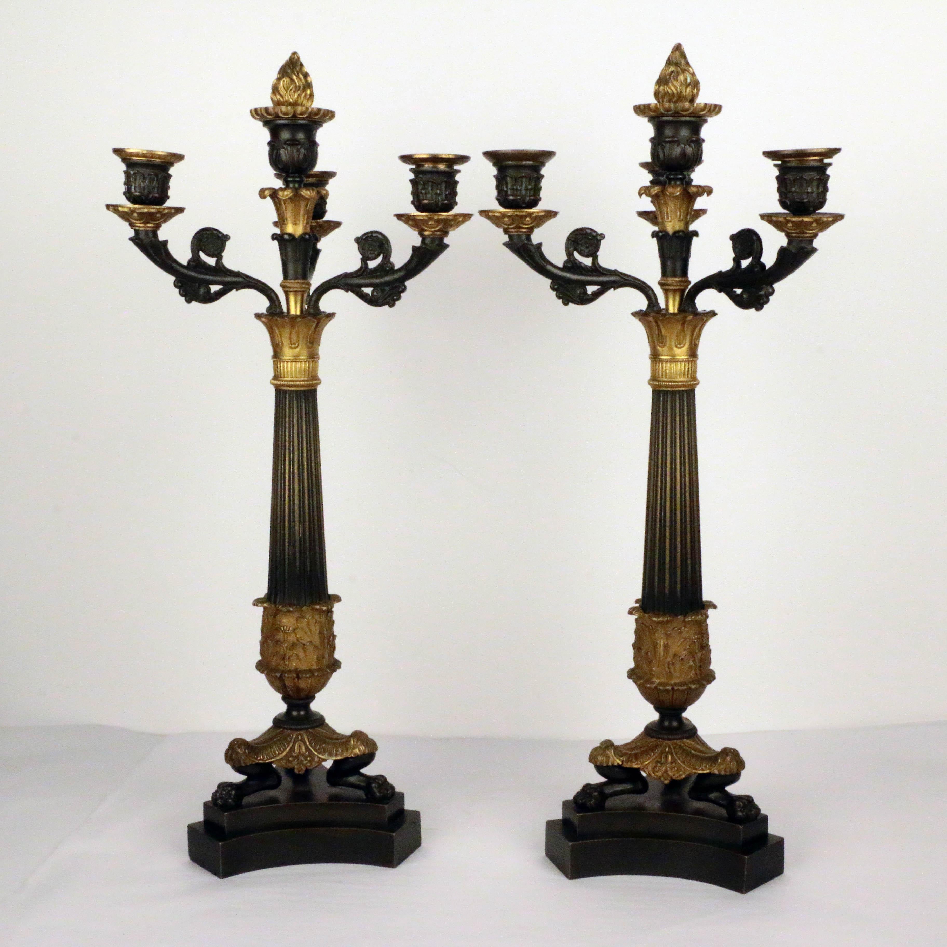 Stile impero Coppia di candelabri in bronzo a quattro bracci del periodo Impero in vendita