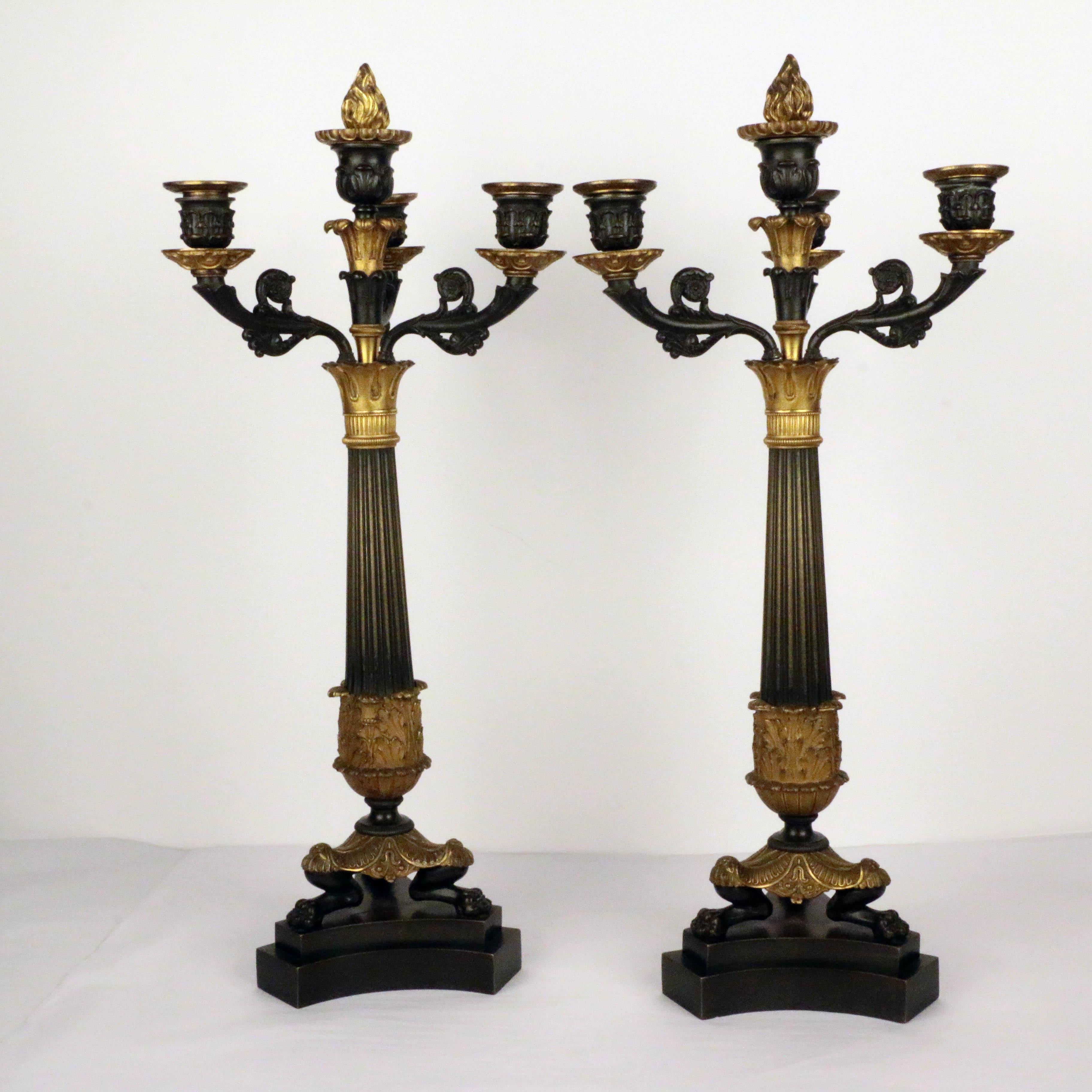 Dorato Coppia di candelabri in bronzo a quattro bracci del periodo Impero in vendita