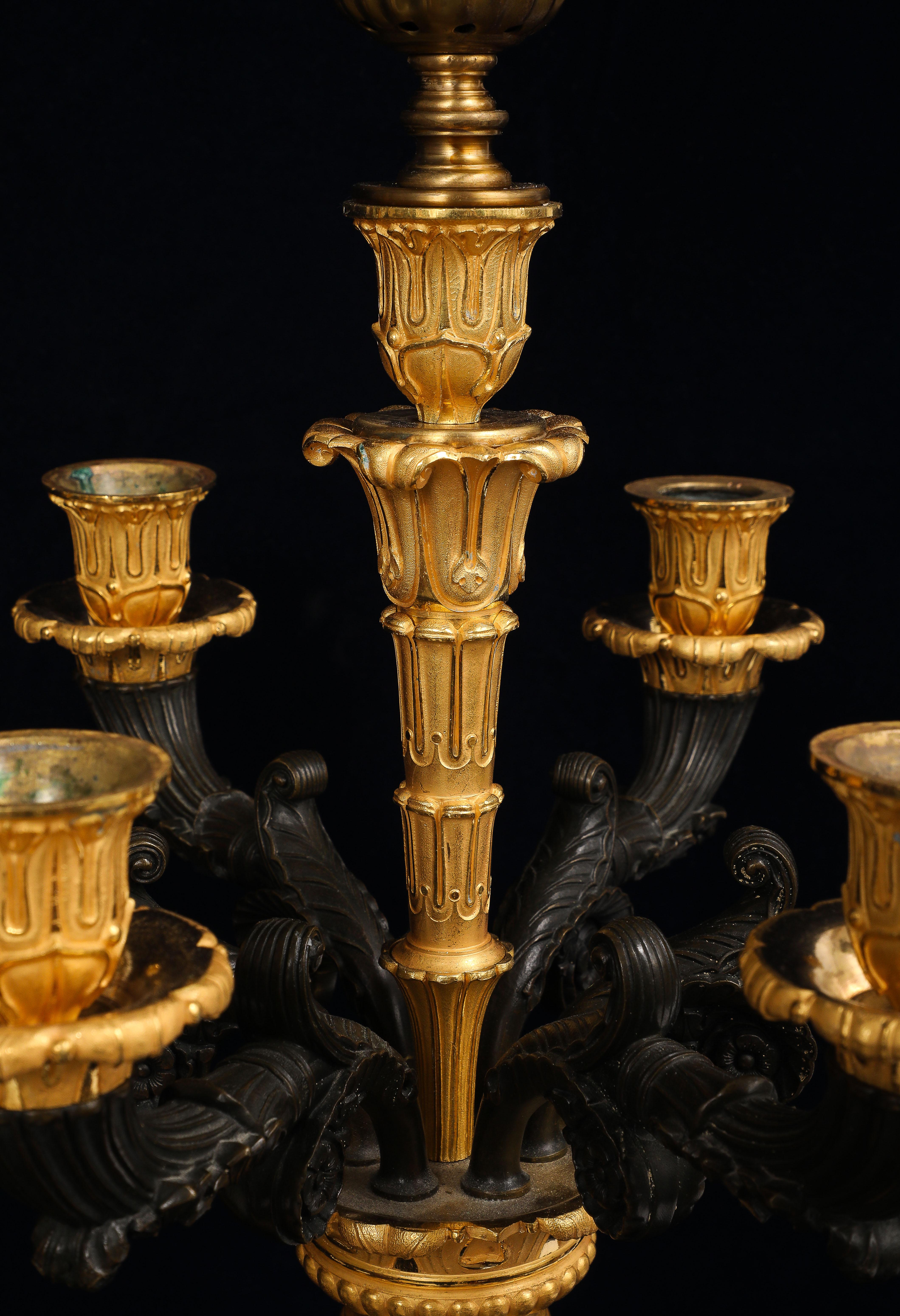 Paar mehrarmige französische Ormolu- und patinierte Bronzekronleuchter aus der Empirezeit im Angebot 4