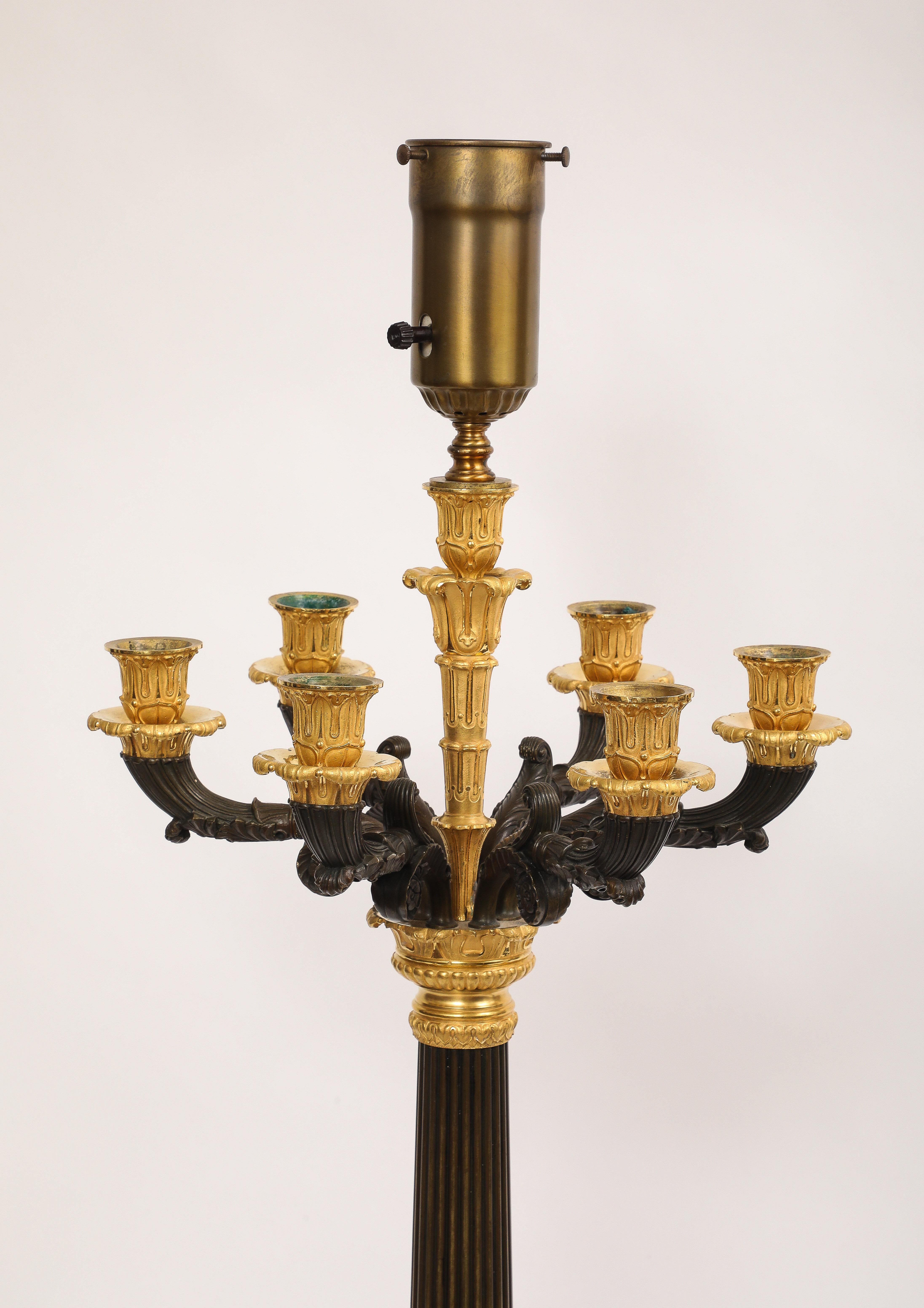 Paar mehrarmige französische Ormolu- und patinierte Bronzekronleuchter aus der Empirezeit im Angebot 5