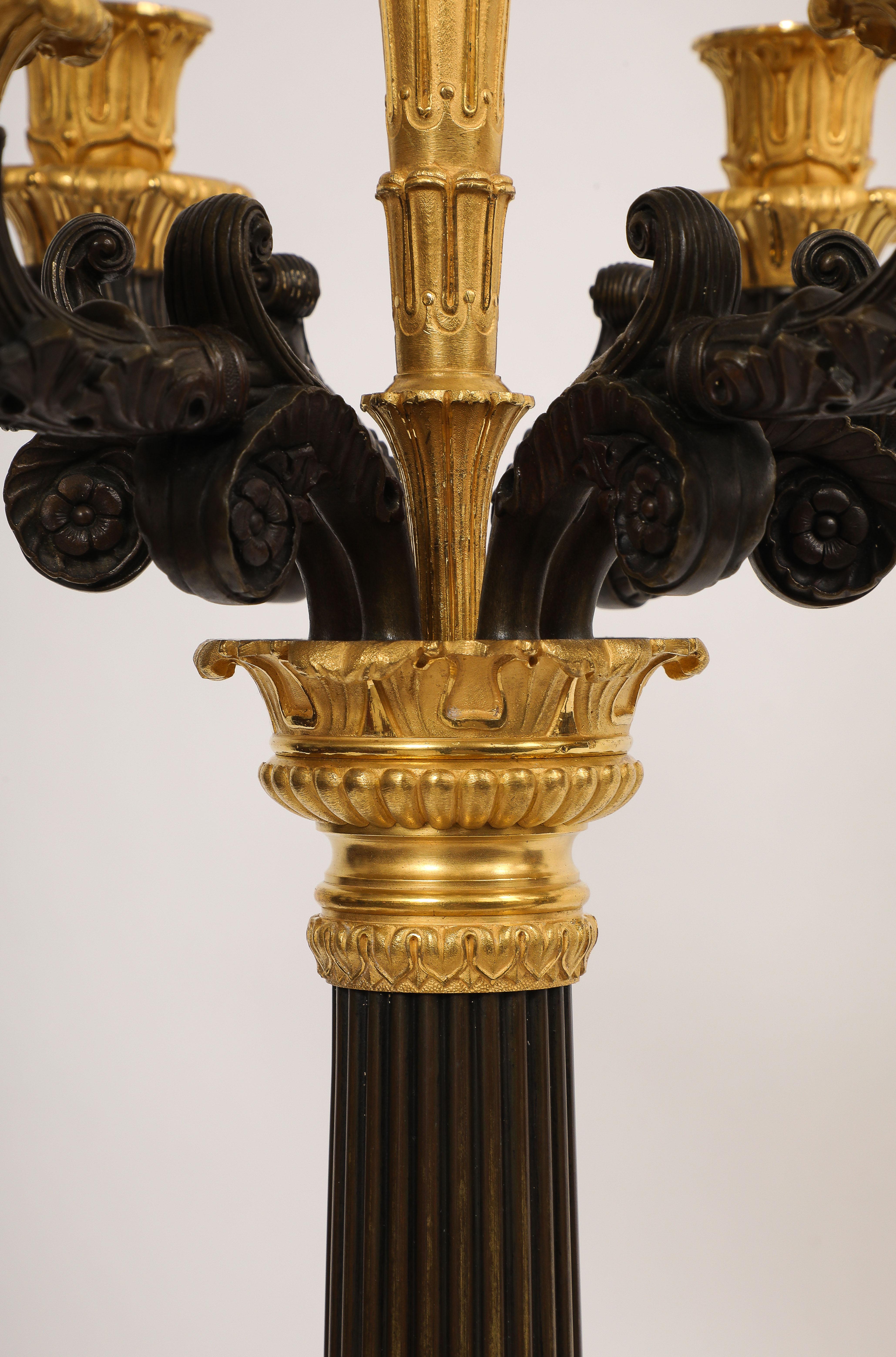 Paar mehrarmige französische Ormolu- und patinierte Bronzekronleuchter aus der Empirezeit im Angebot 7