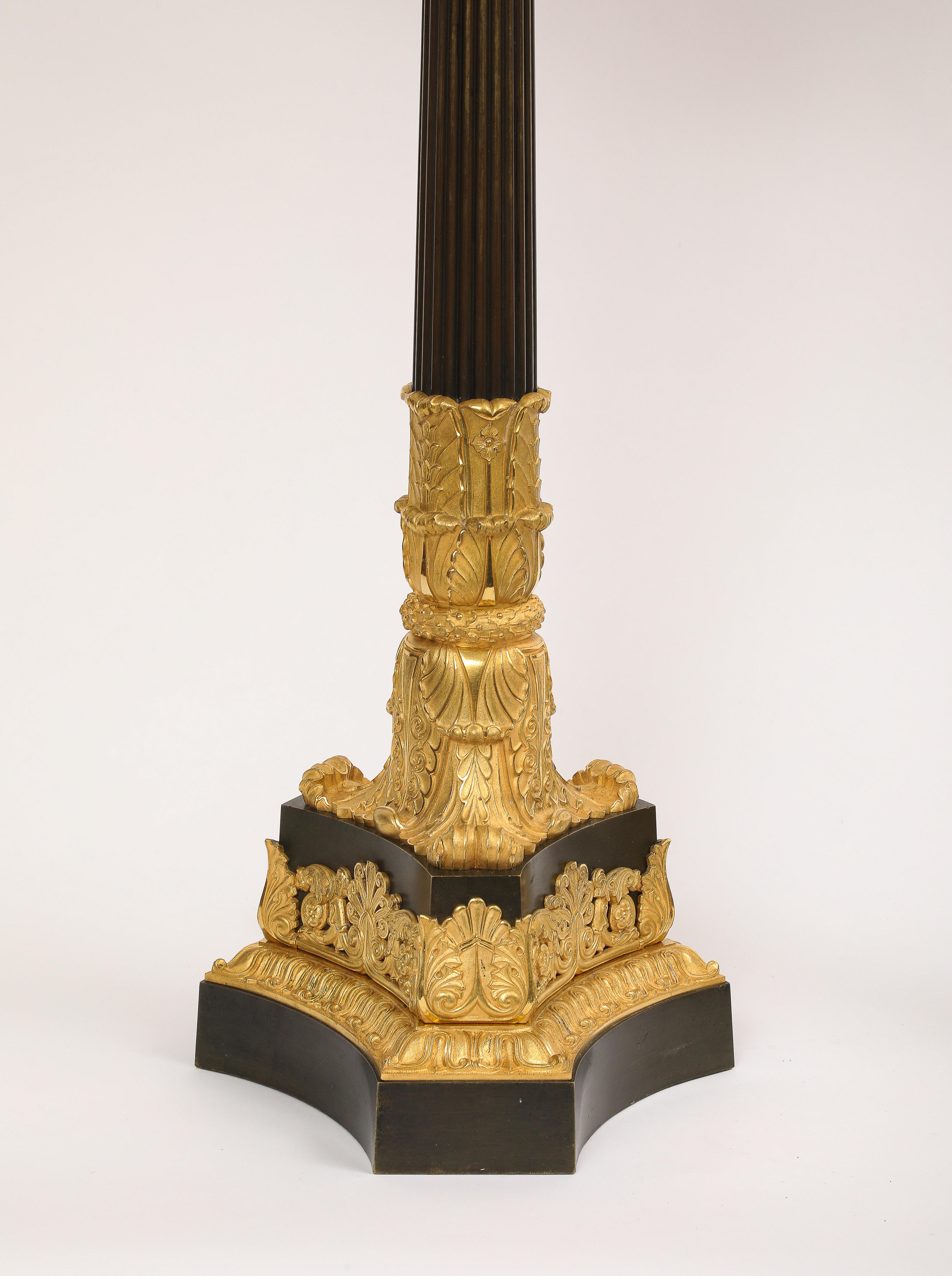Paar mehrarmige französische Ormolu- und patinierte Bronzekronleuchter aus der Empirezeit im Angebot 8