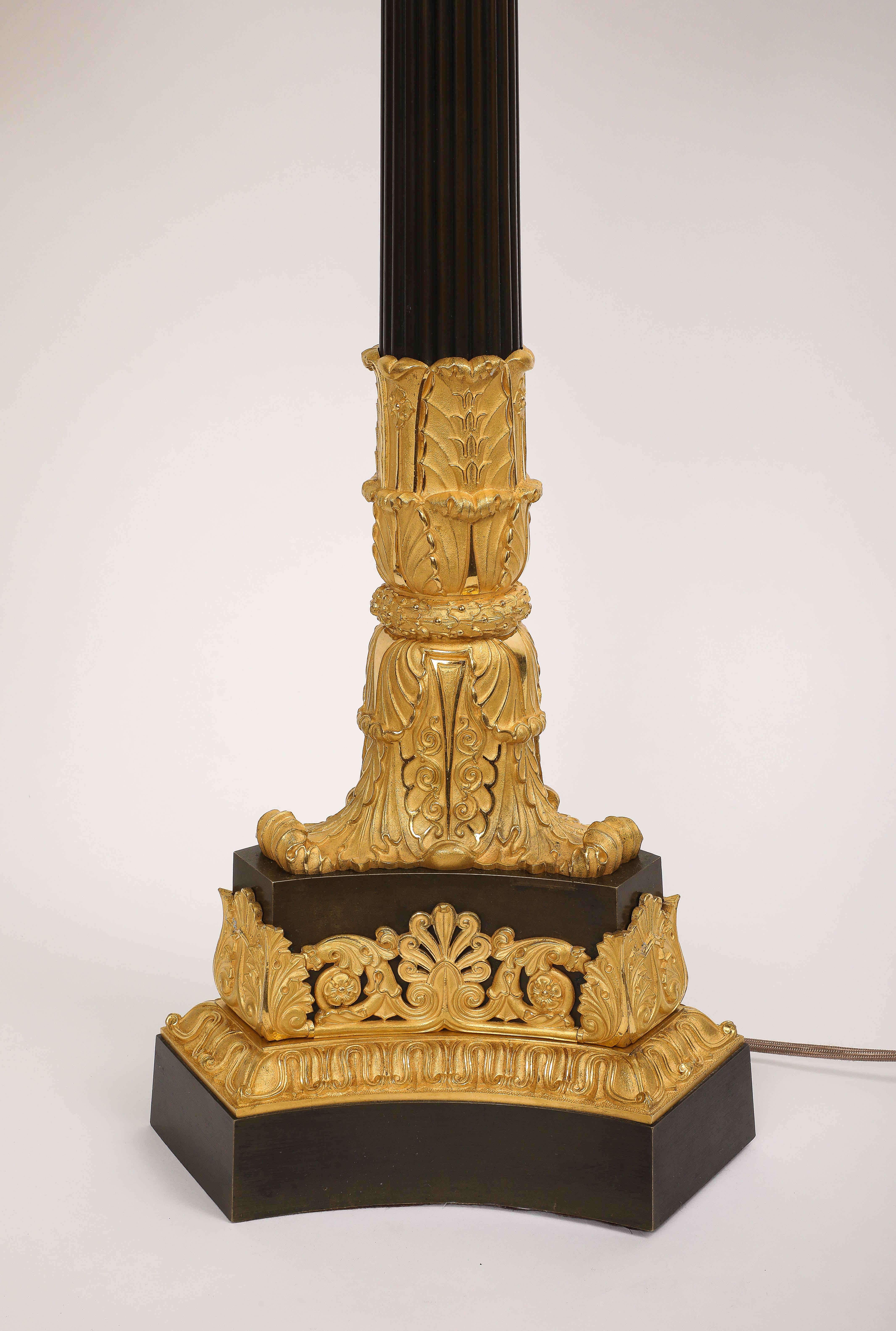 Paar mehrarmige französische Ormolu- und patinierte Bronzekronleuchter aus der Empirezeit im Angebot 9