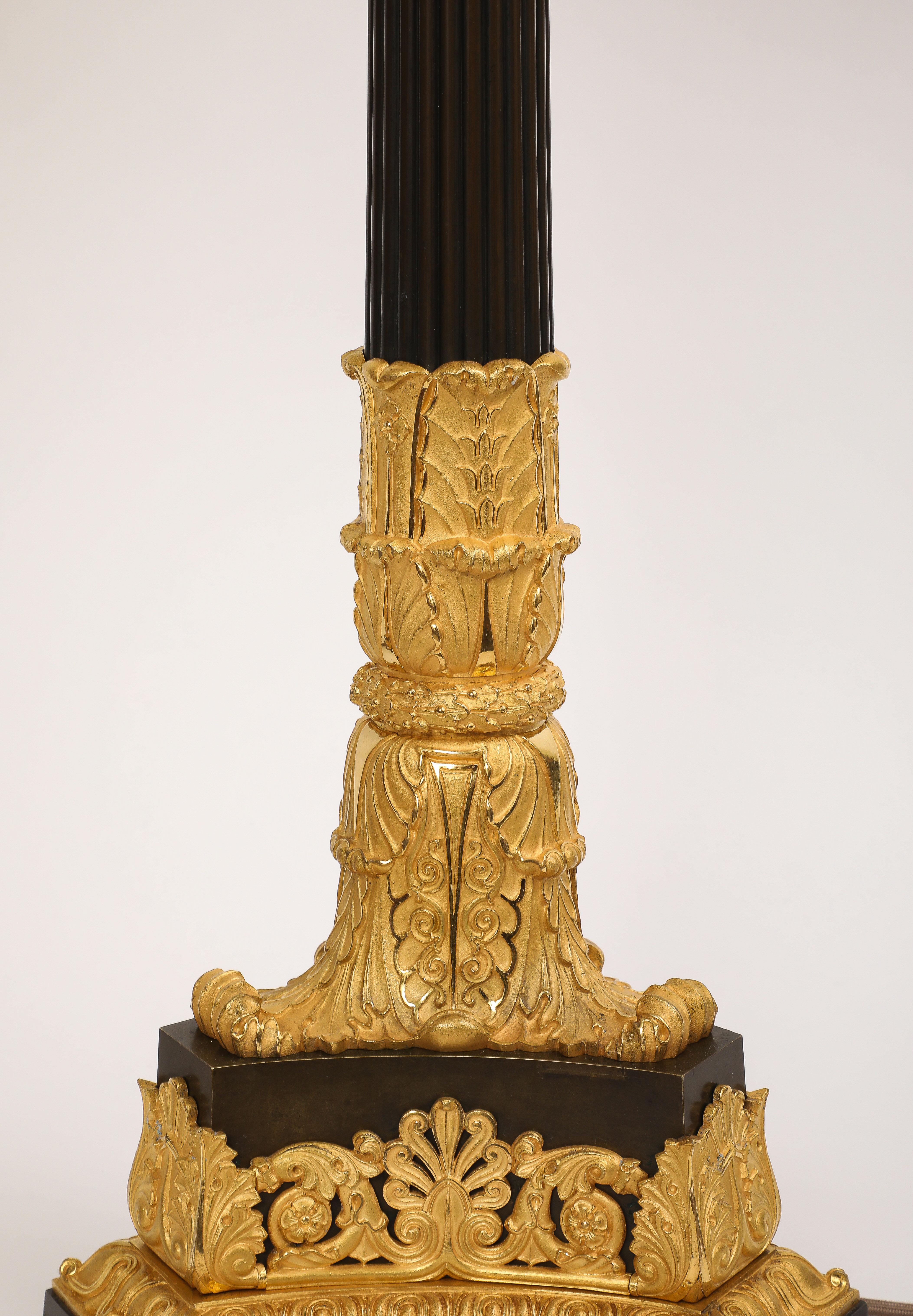 Paar mehrarmige französische Ormolu- und patinierte Bronzekronleuchter aus der Empirezeit im Angebot 10