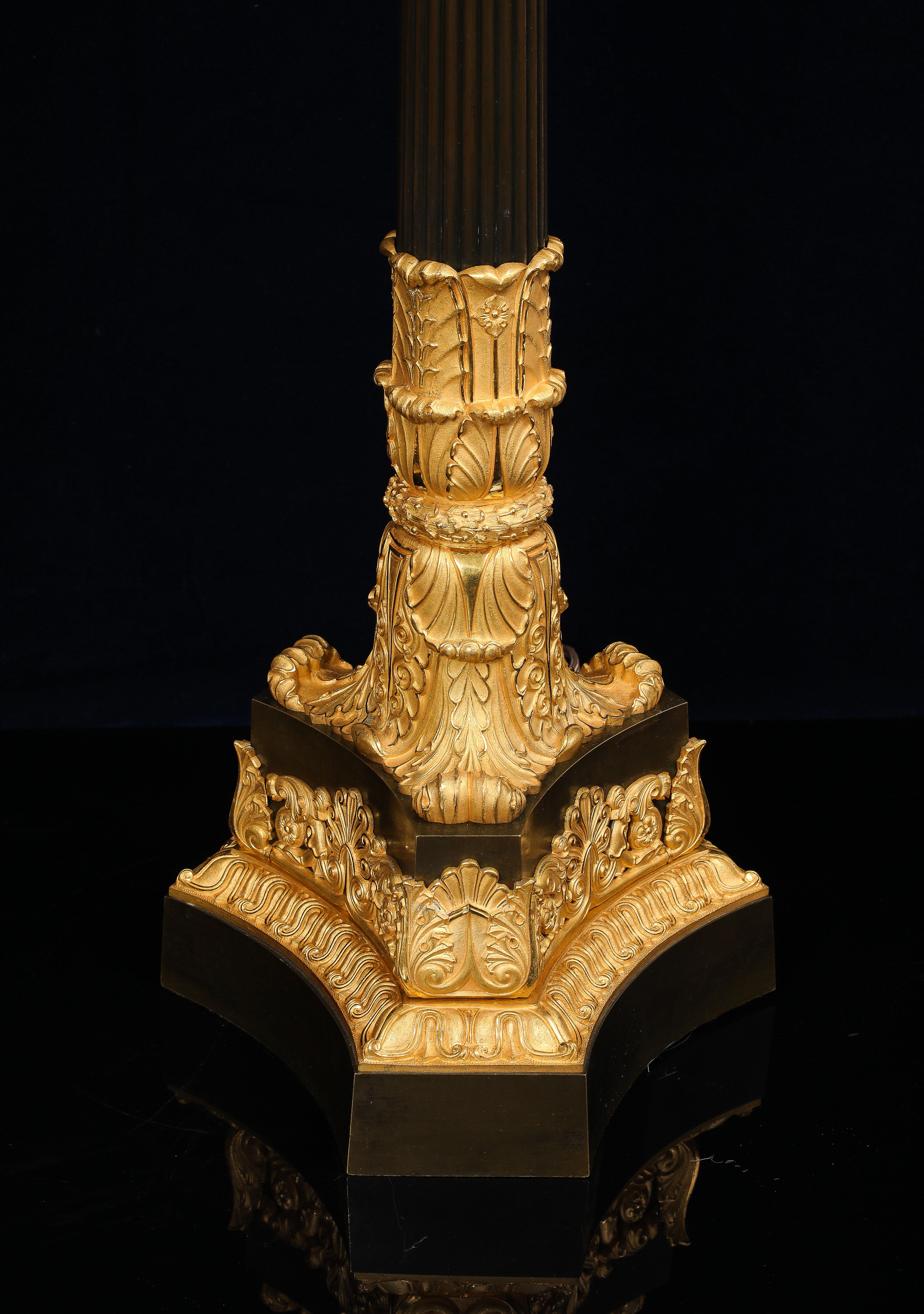 Paar mehrarmige französische Ormolu- und patinierte Bronzekronleuchter aus der Empirezeit im Angebot 11