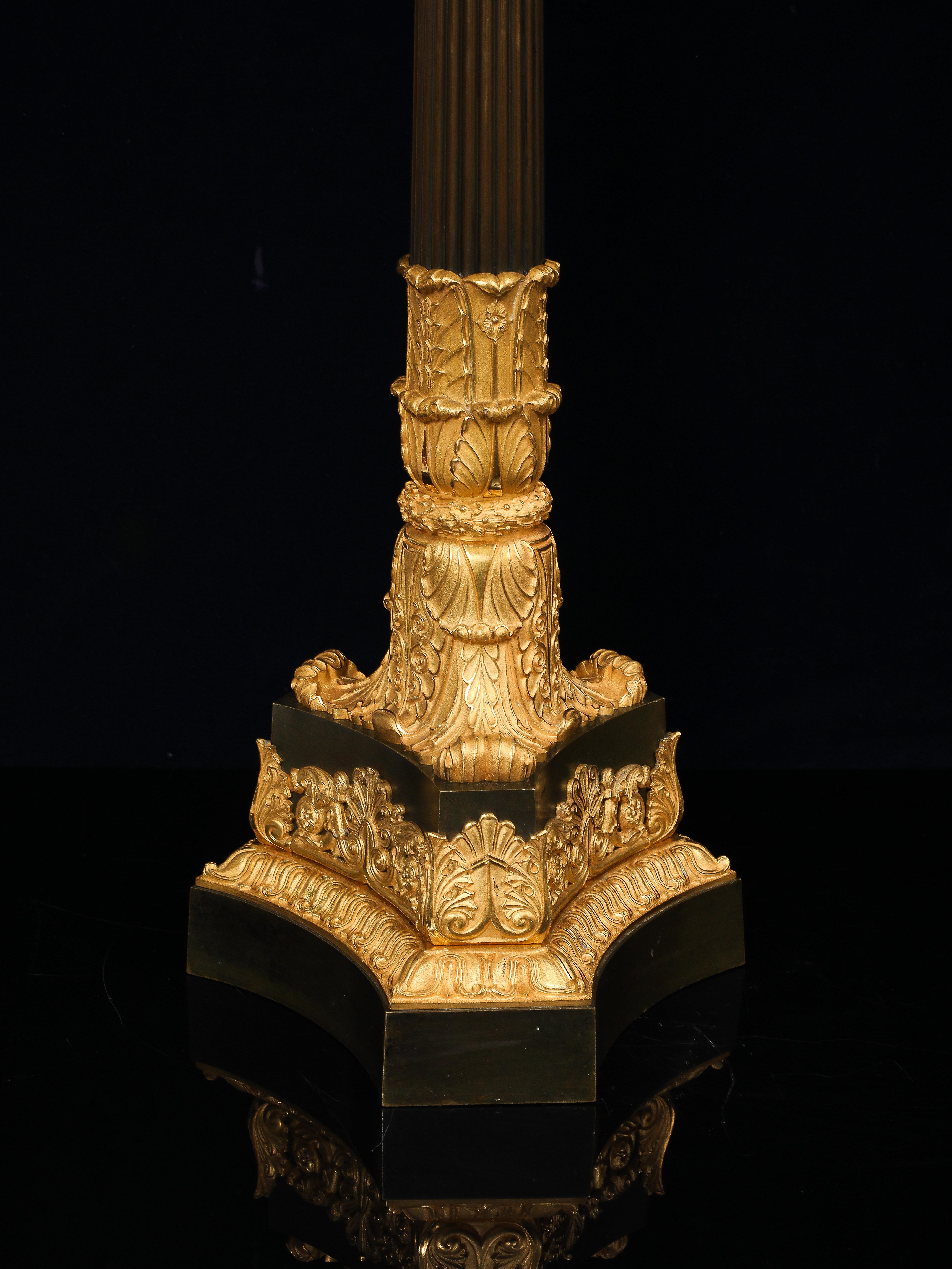Paar mehrarmige französische Ormolu- und patinierte Bronzekronleuchter aus der Empirezeit im Angebot 12
