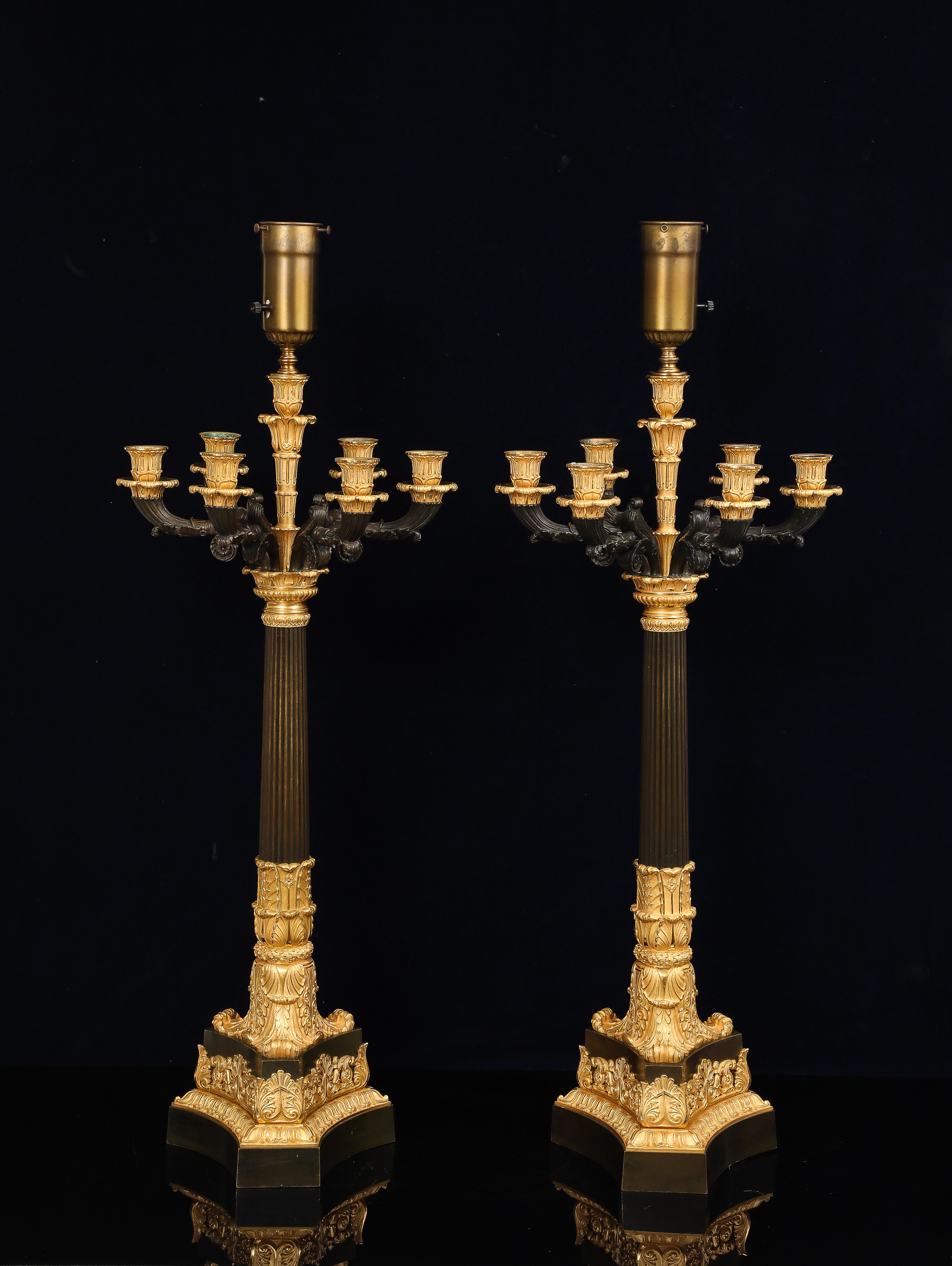 Paar mehrarmige französische Ormolu- und patinierte Bronzekronleuchter aus der Empirezeit (Französisch) im Angebot