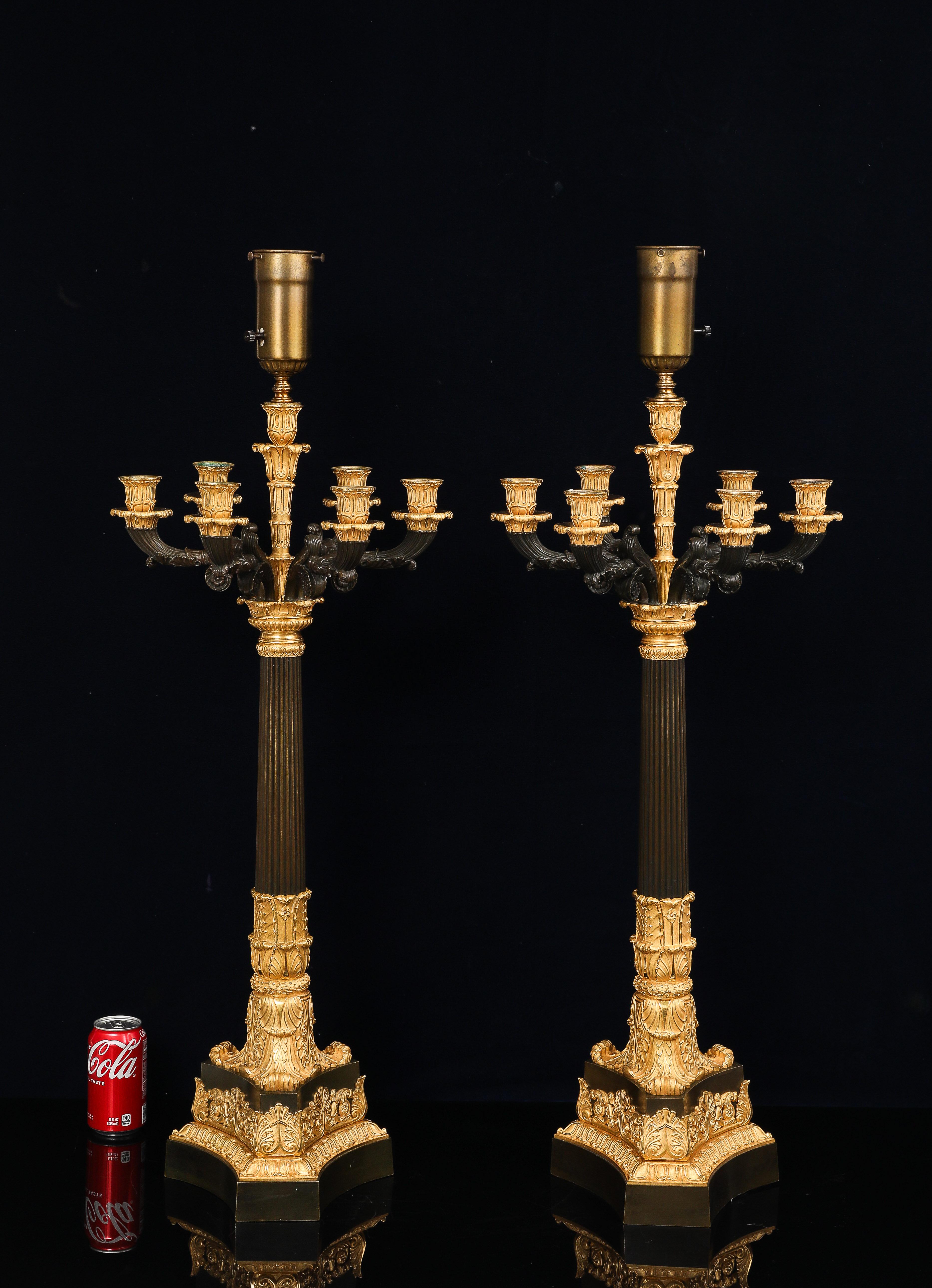 Paar mehrarmige französische Ormolu- und patinierte Bronzekronleuchter aus der Empirezeit (Vergoldet) im Angebot
