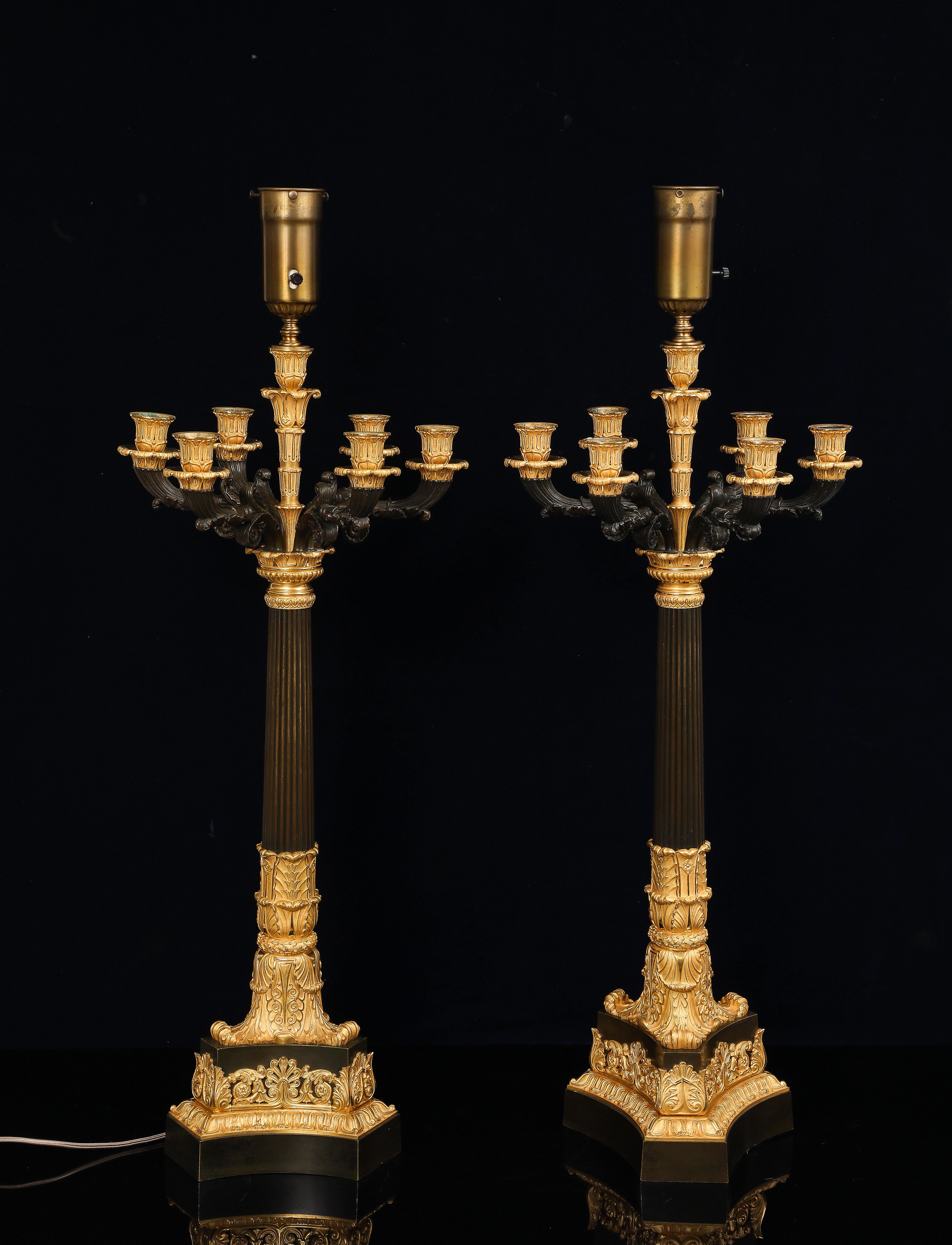 Paar mehrarmige französische Ormolu- und patinierte Bronzekronleuchter aus der Empirezeit im Zustand „Gut“ im Angebot in New York, NY