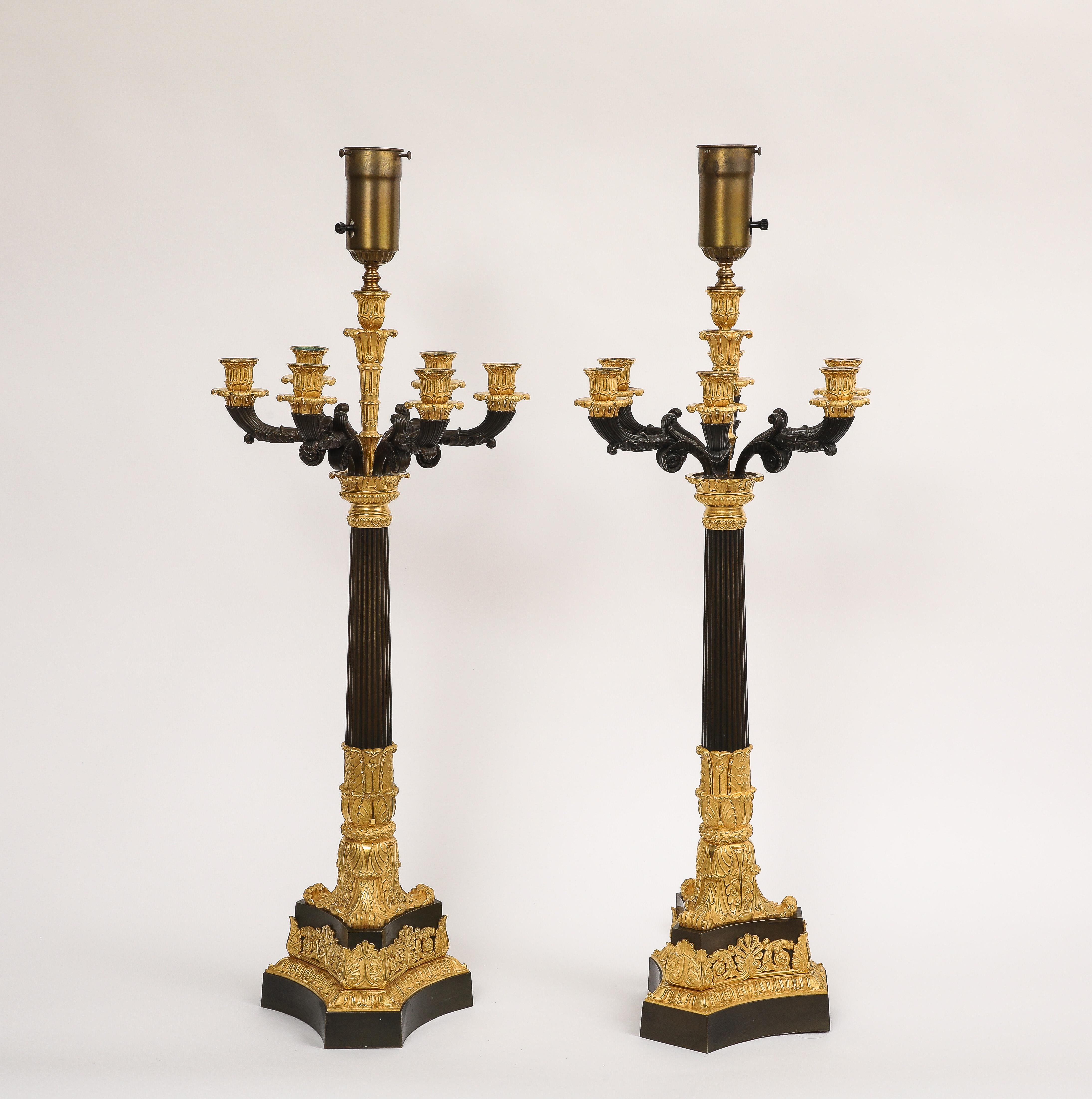 Paar mehrarmige französische Ormolu- und patinierte Bronzekronleuchter aus der Empirezeit (Frühes 19. Jahrhundert) im Angebot