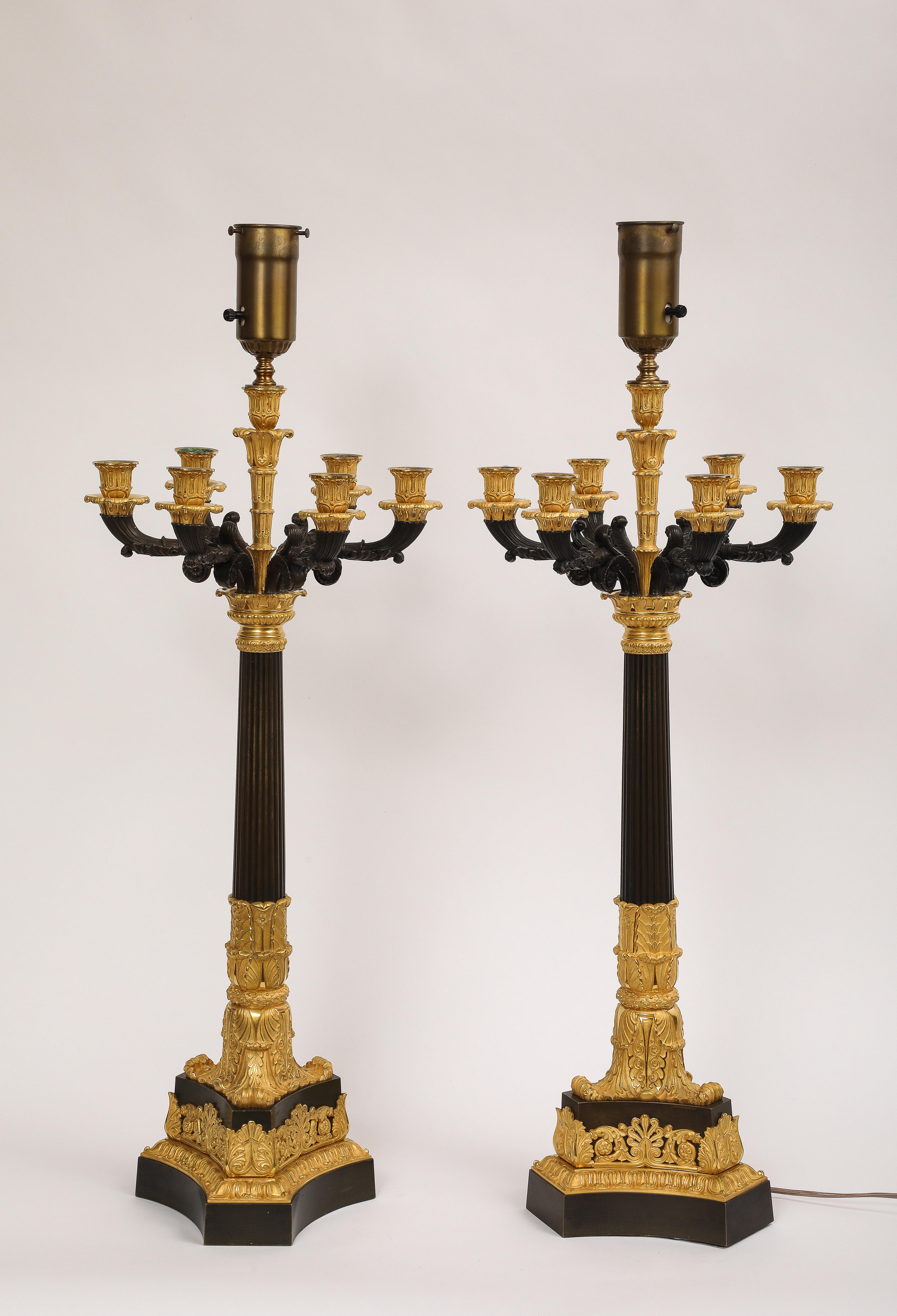 Paar mehrarmige französische Ormolu- und patinierte Bronzekronleuchter aus der Empirezeit im Angebot 1