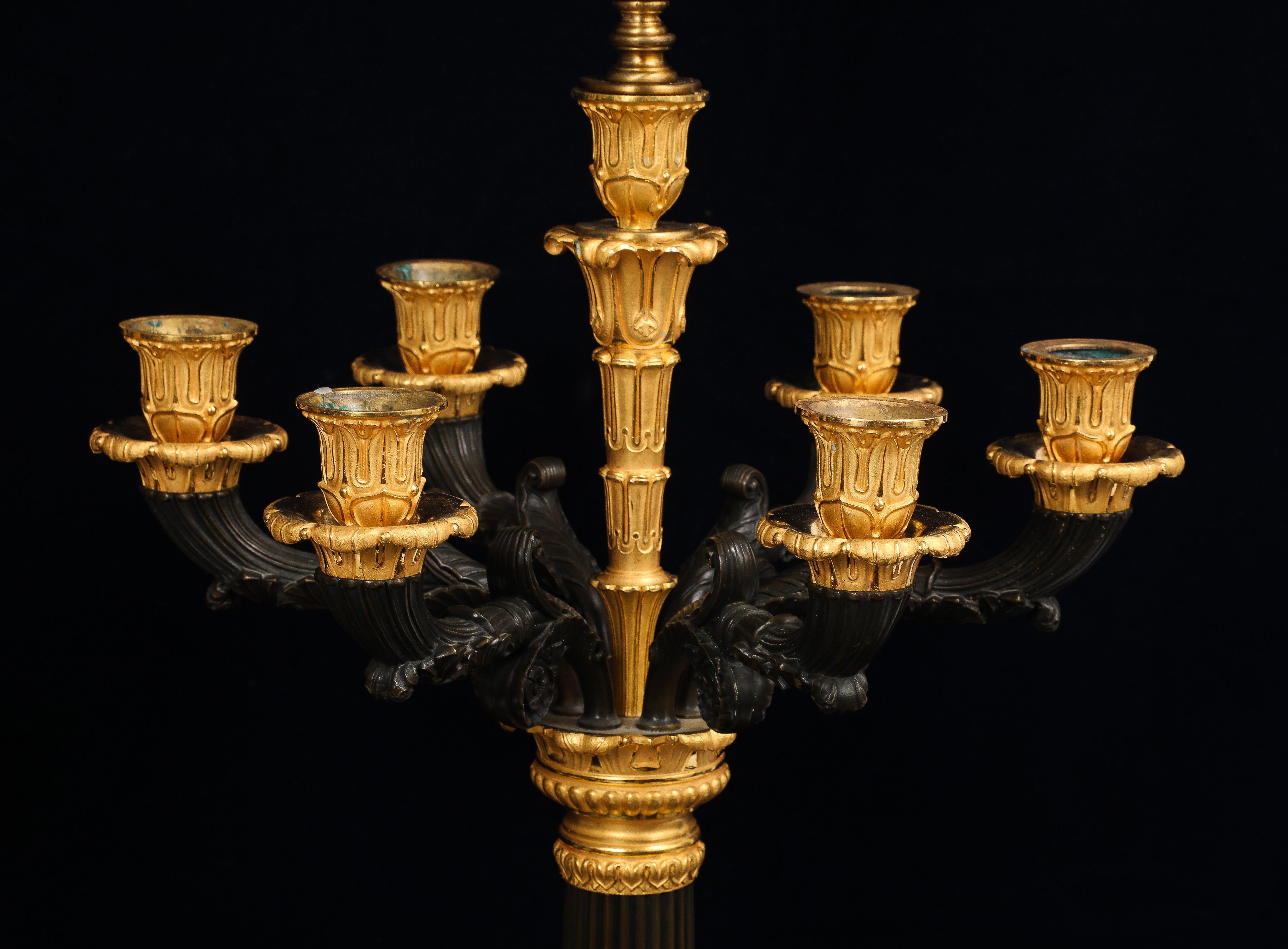 Paar mehrarmige französische Ormolu- und patinierte Bronzekronleuchter aus der Empirezeit im Angebot 3