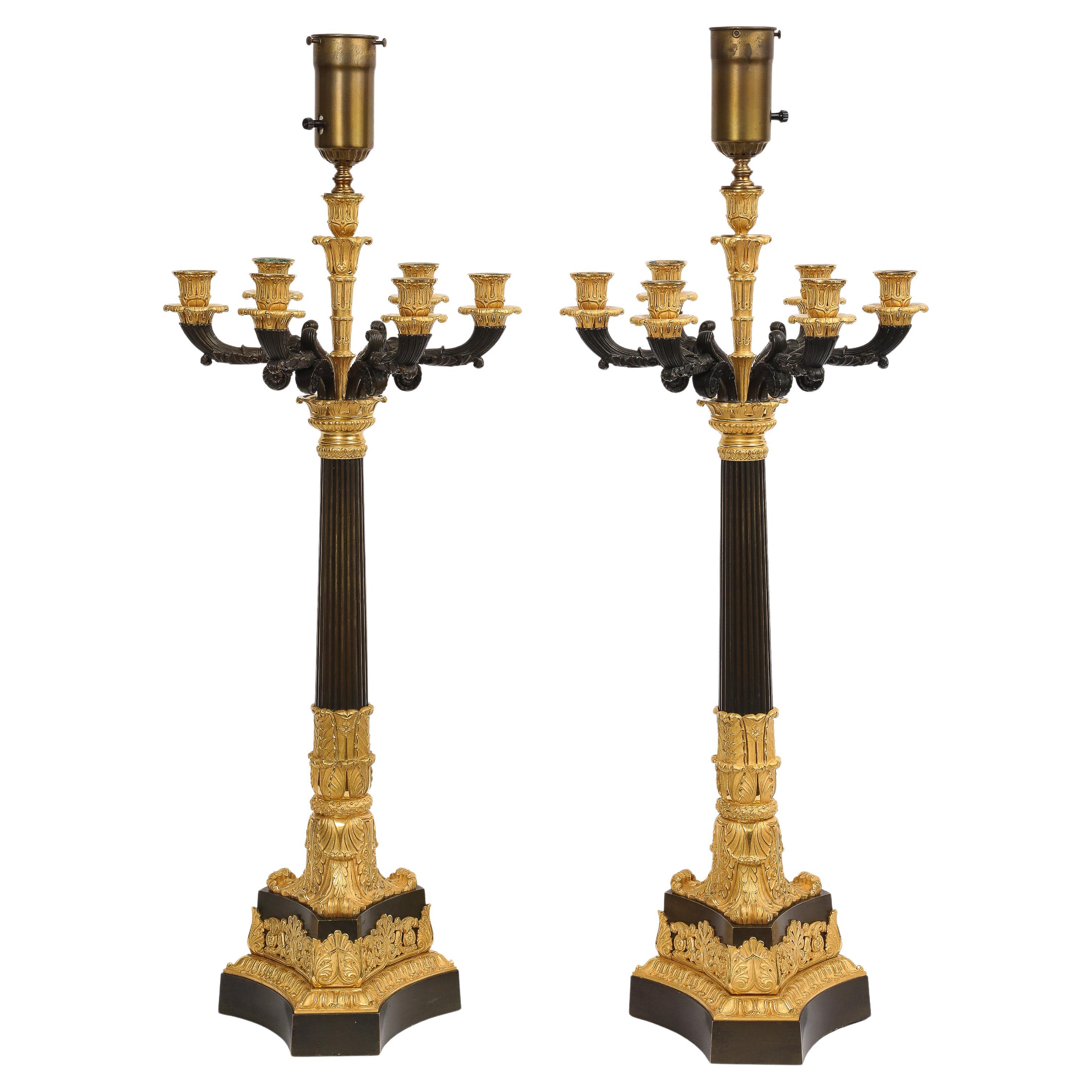 Paar mehrarmige französische Ormolu- und patinierte Bronzekronleuchter aus der Empirezeit im Angebot