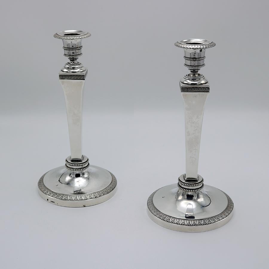 Una bella coppia di candelabri d'argento standard del periodo Impero provenienti dall'Inghilterra, intorno al 1820. 
Ogni bastone ha un fusto affusolato e squadrato, decorato con un bordo di foglie morte. 
come fascia di perline. Timbro 