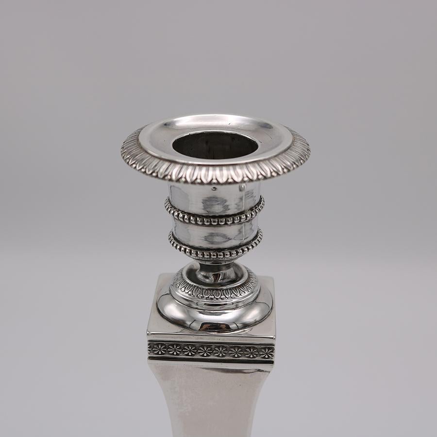 Stile impero Coppia di candelabri d'argento del periodo Impero Inghilterra circa 1820 in vendita