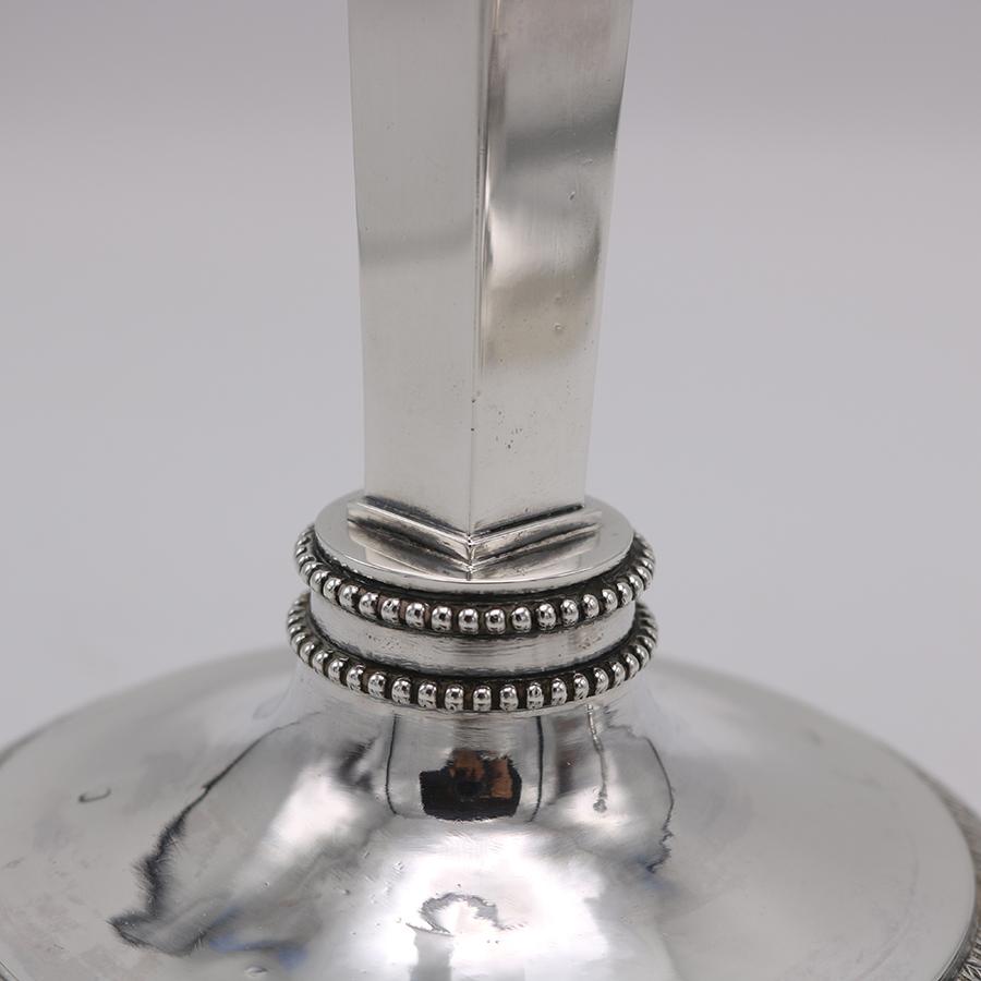Coppia di candelabri d'argento del periodo Impero Inghilterra circa 1820 In condizioni buone in vendita a New York, NY