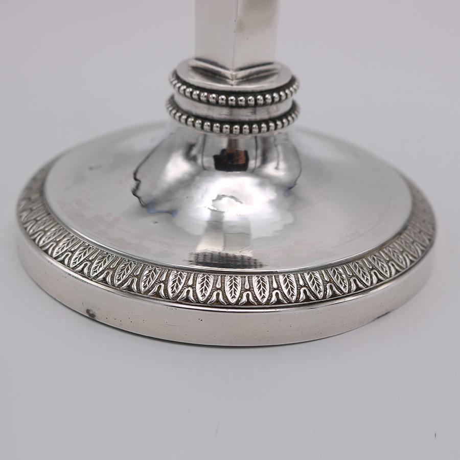 Inizio XIX secolo Coppia di candelabri d'argento del periodo Impero Inghilterra circa 1820 in vendita