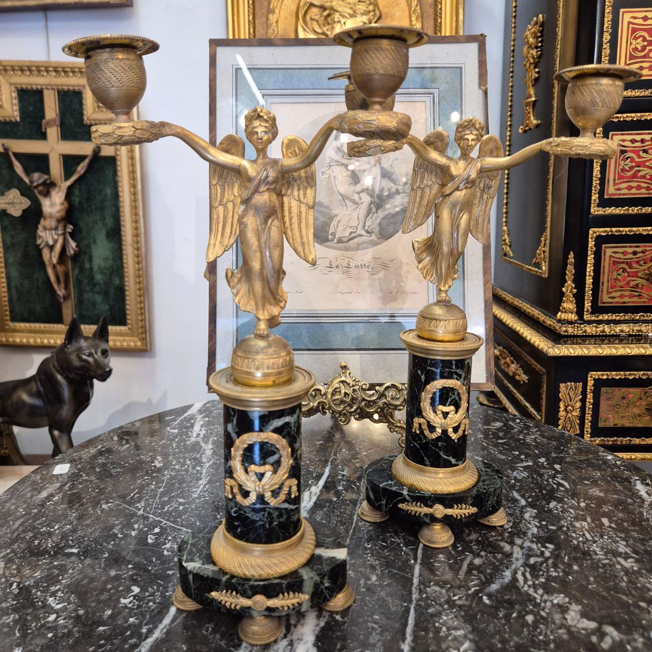 Pair of Empire-period Victory candelabra in marble and gilt bronze, circa 1800 For Sale 4