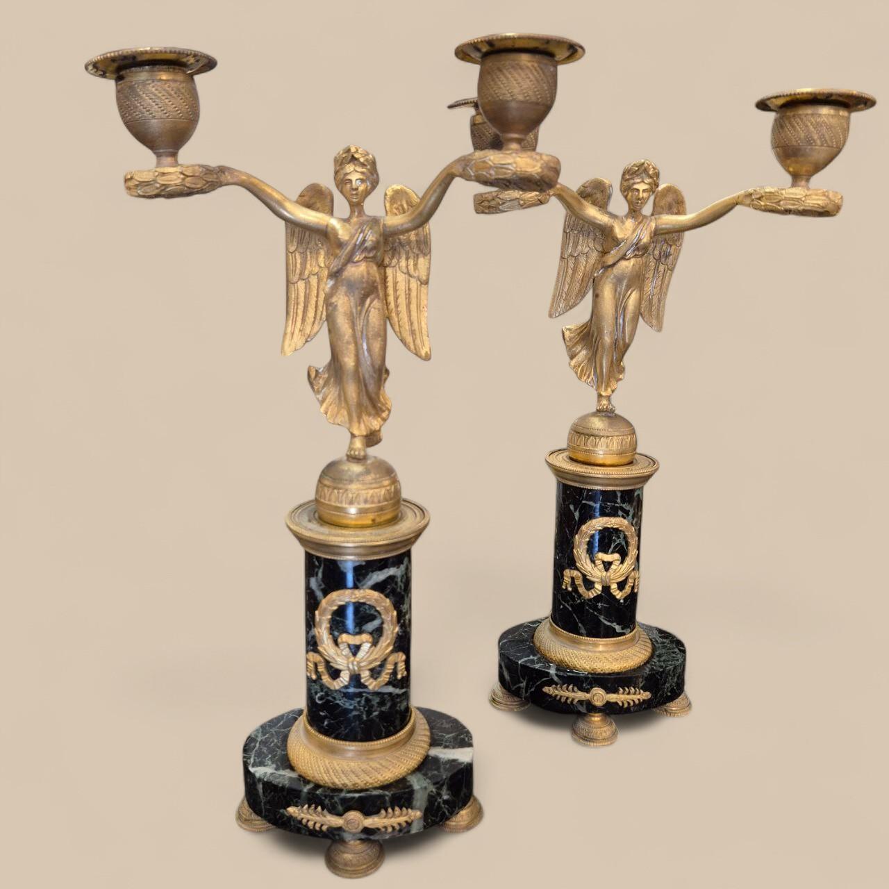 French Pair of Empire-period Victory candelabra in marble and gilt bronze, circa 1800 For Sale