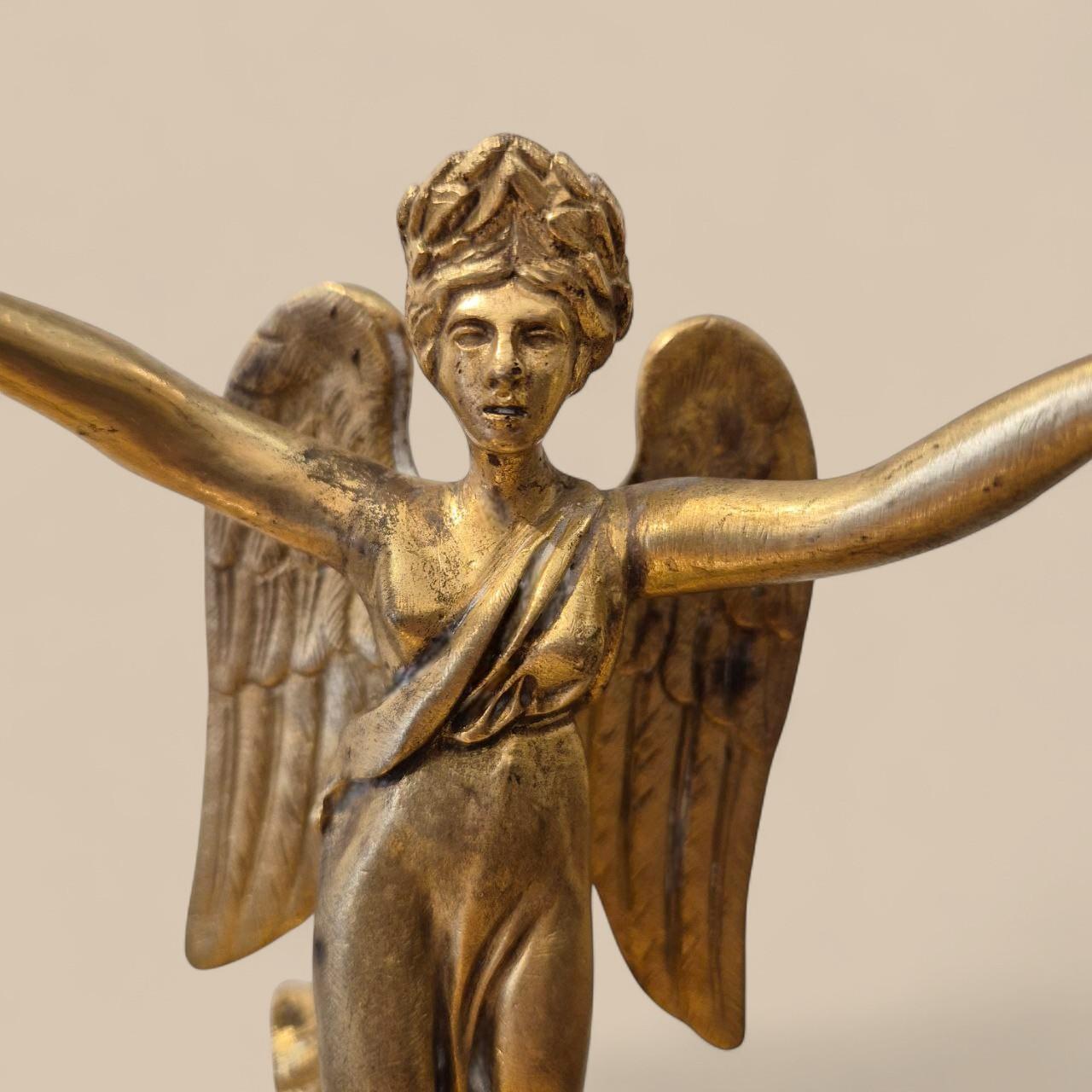 Pair of Empire-period Victory candelabra in marble and gilt bronze, circa 1800 In Good Condition For Sale In NICE, FR