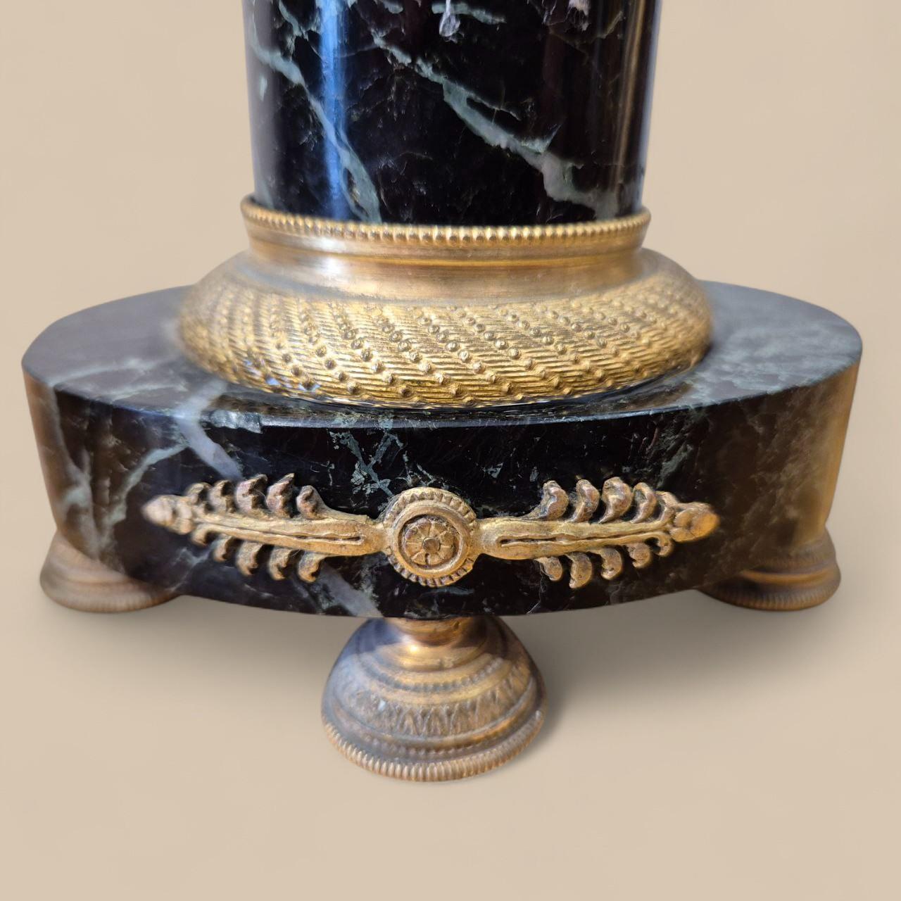 Bronze Pair of Empire-period Victory candelabra in marble and gilt bronze, circa 1800 For Sale