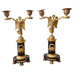 Paire de candélabres Victoire d'époque Empire en marbre et bronze doré, vers 1800