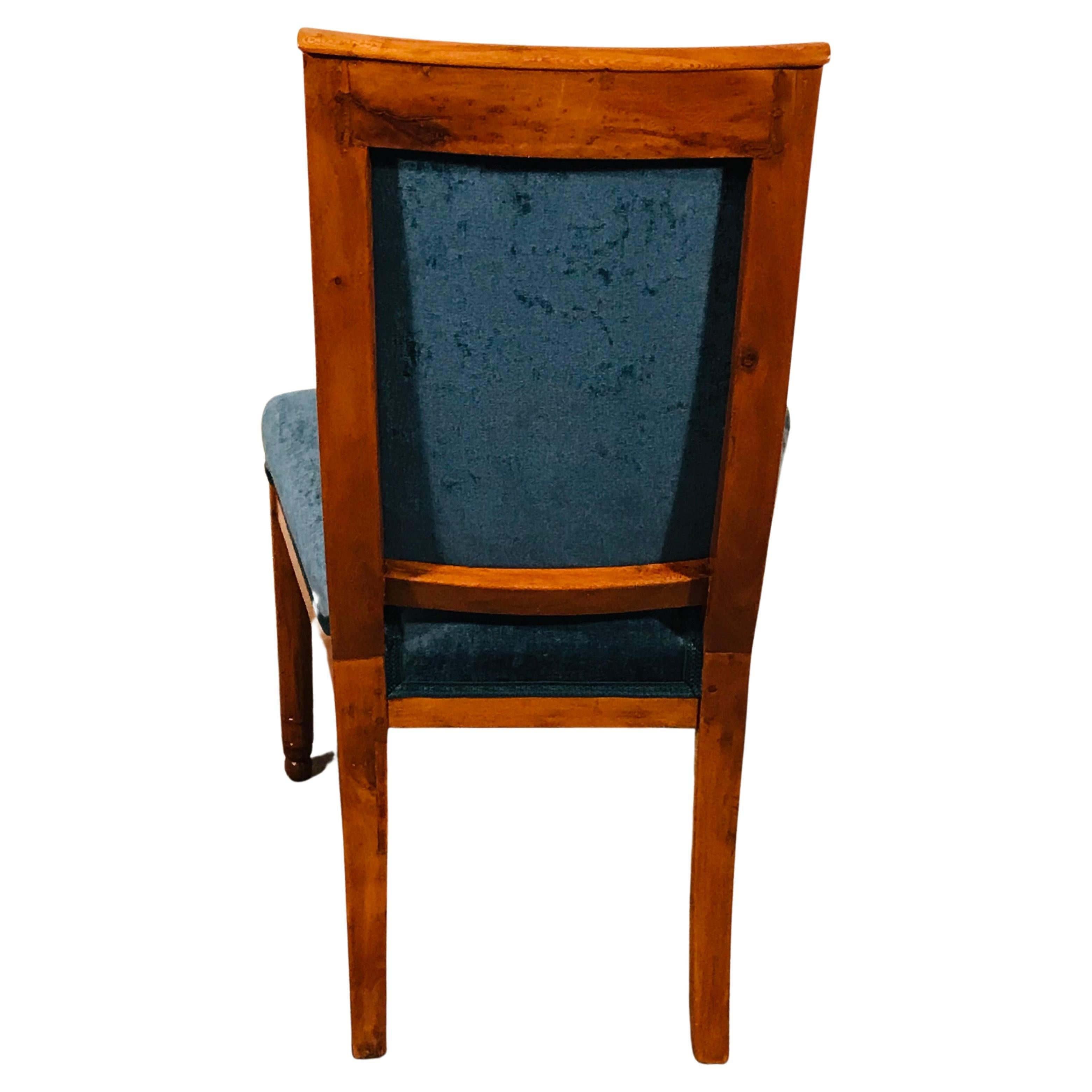 Cet ensemble de deux chaises d'appoint Empire date d'environ 1810. Ces chaises élégantes se distinguent par leur design sobre et leurs pieds avant magnifiquement conçus. Les chaises latérales ont une structure en bois de cerisier. Ils sont remis à