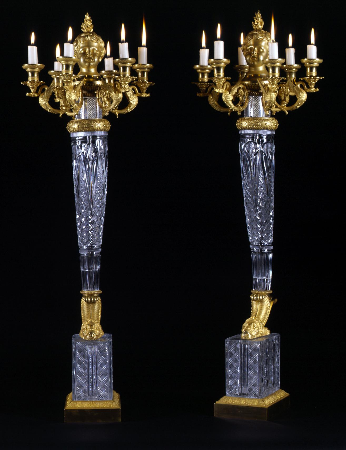 Une remarquable paire de candélabres de très haute importance de style Empire à six lumières en bronze doré et cristal taillé, attribuée à Escalier De Cristal De Paris.

Français, vers 1819.

Cette paire exceptionnelle de candélabres peut être