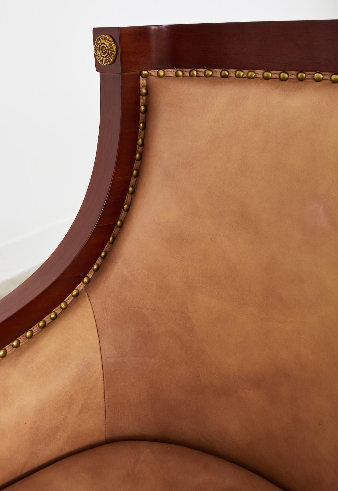 Paire de fauteuils de style Empire avec décoration Versacesque en vente 2