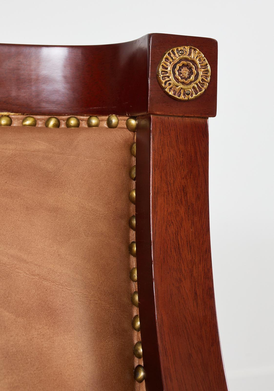 Paire de fauteuils de style Empire avec décoration Versacesque en vente 5