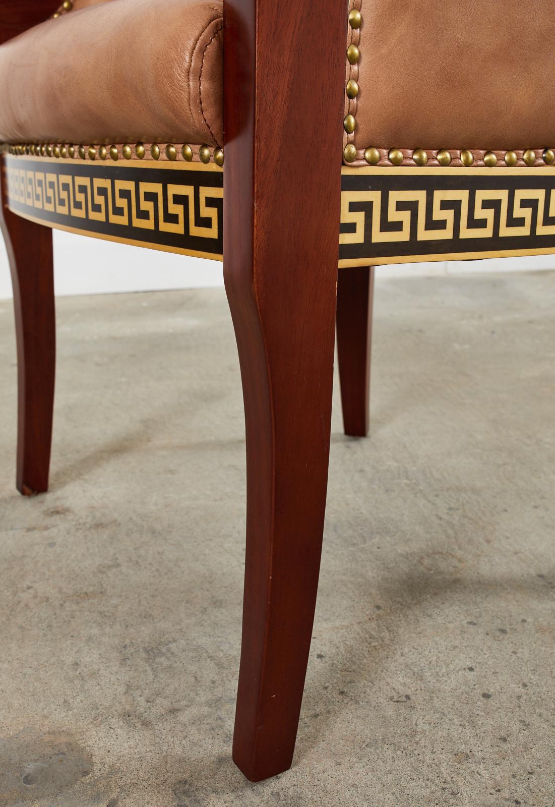 Paire de fauteuils de style Empire avec décoration Versacesque en vente 9