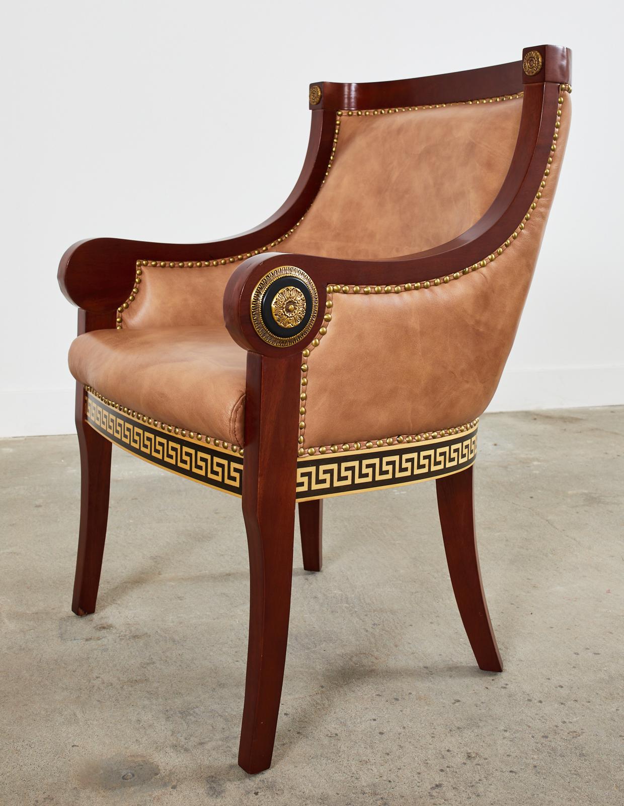 Paire de fauteuils de style Empire avec décoration Versacesque en vente 10