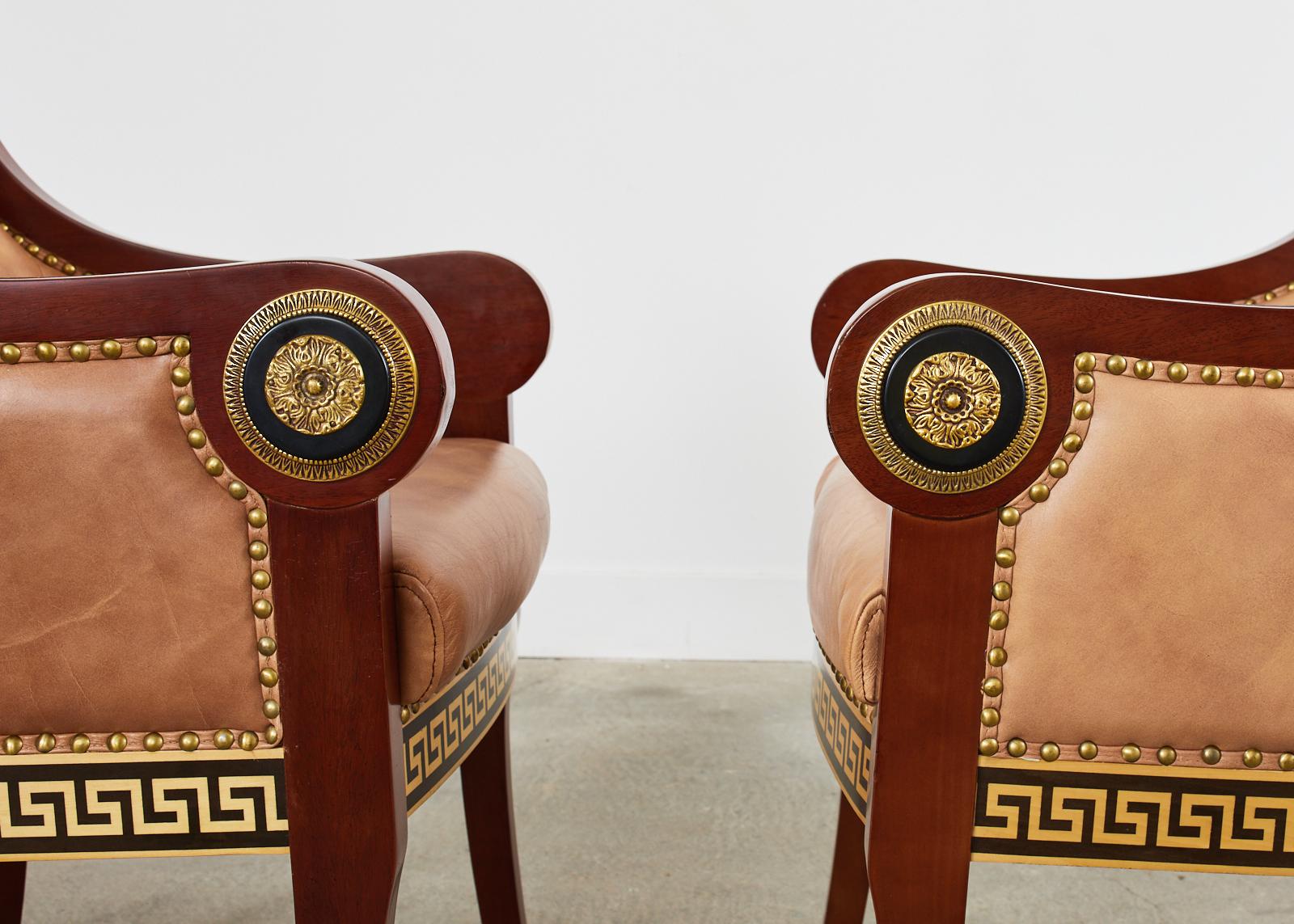 Paire de fauteuils de style Empire avec décoration Versacesque Bon état - En vente à Rio Vista, CA