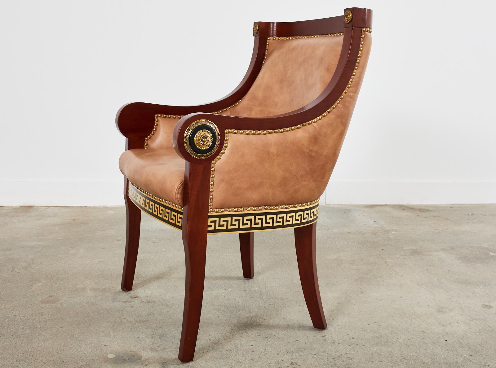 Imitation cuir Paire de fauteuils de style Empire avec décoration Versacesque en vente