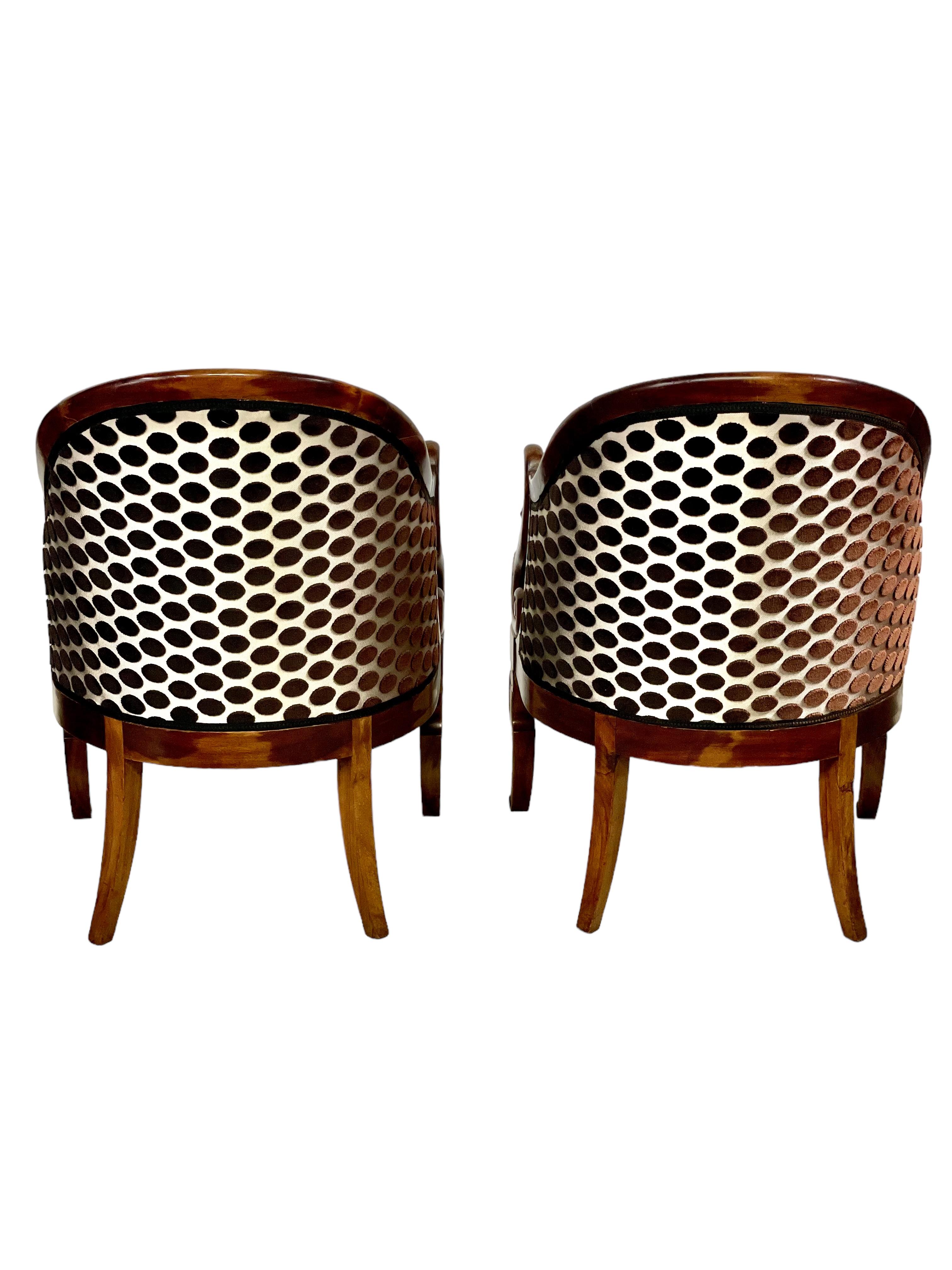 20ième siècle Paire de chaises Bergères de style Empire avec dossier en forme de gondole en vente