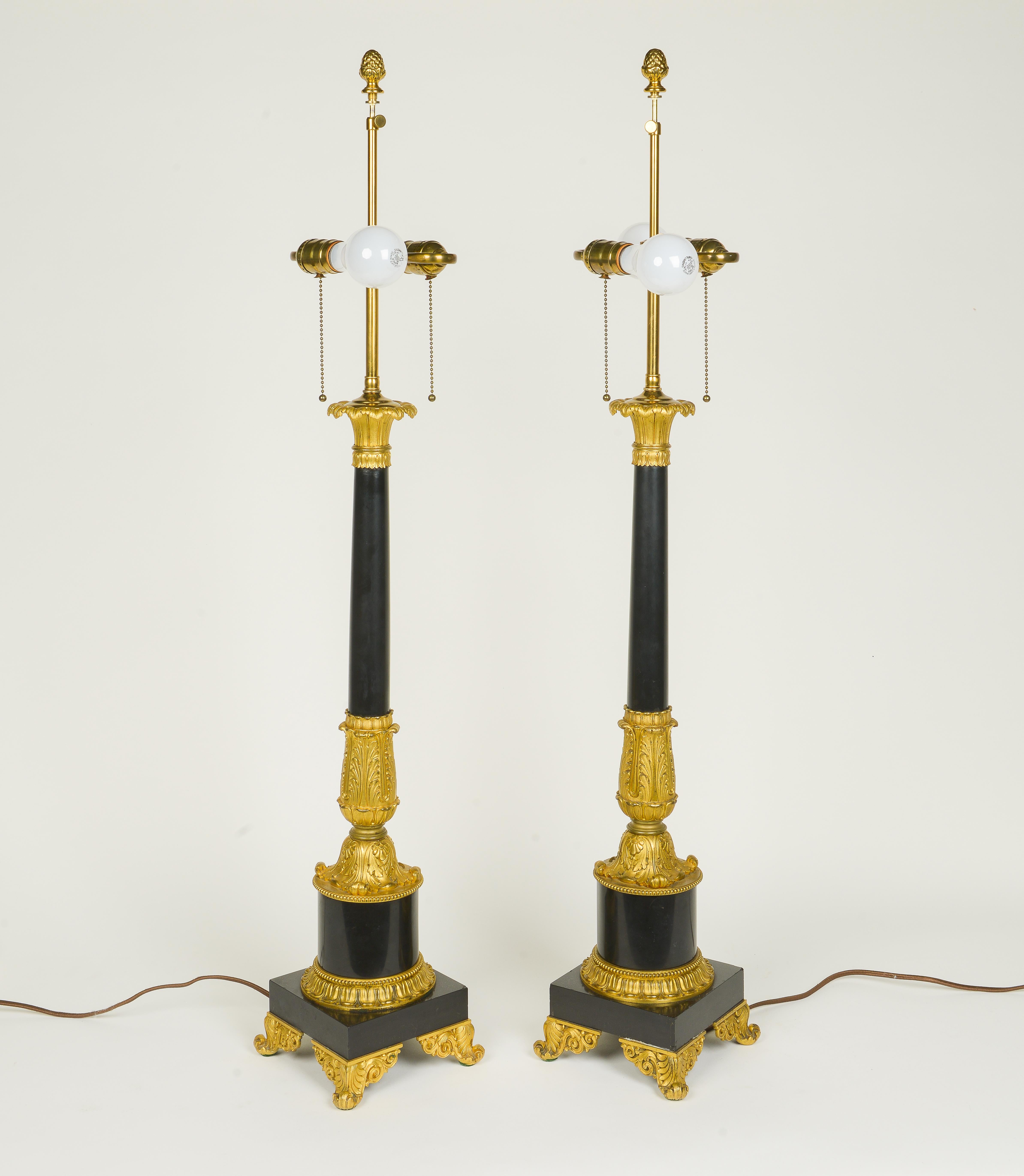 Doré Paire de lampes de style Empire en pierre noire et bronze doré en vente